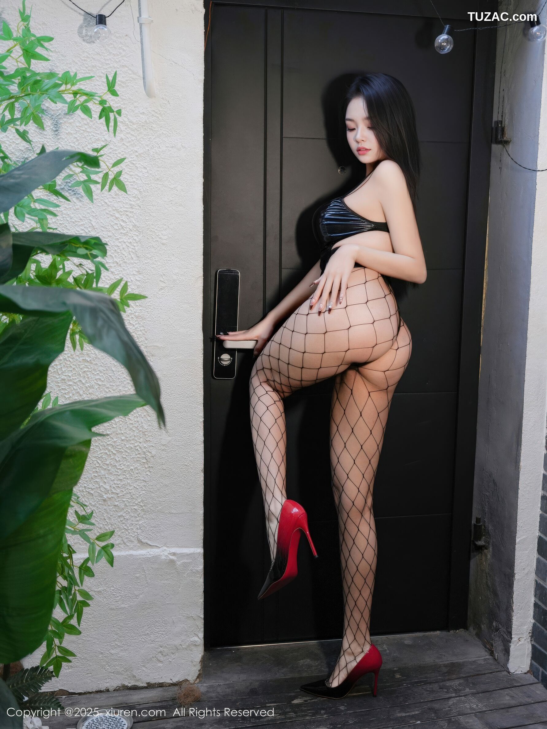 XiuRen秀人网-10979-Yuanbao-户外紫色连衣裙情趣黑皮内衣黑色网袜-2025.11.13