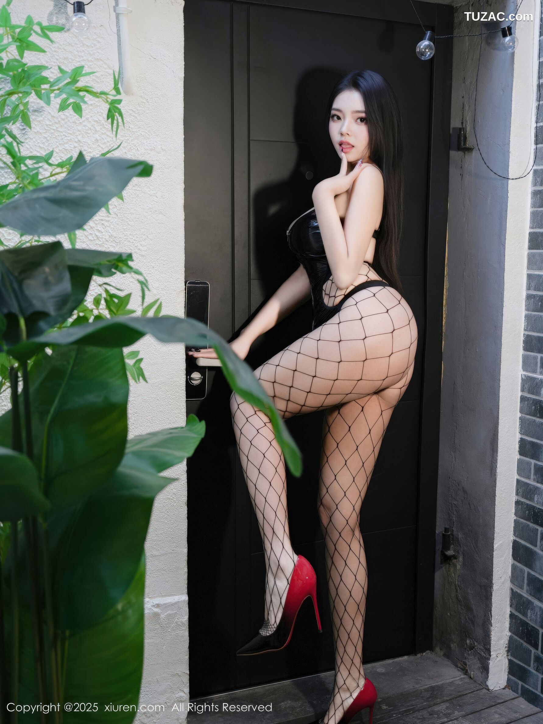 XiuRen秀人网-10979-Yuanbao-户外紫色连衣裙情趣黑皮内衣黑色网袜-2025.11.13