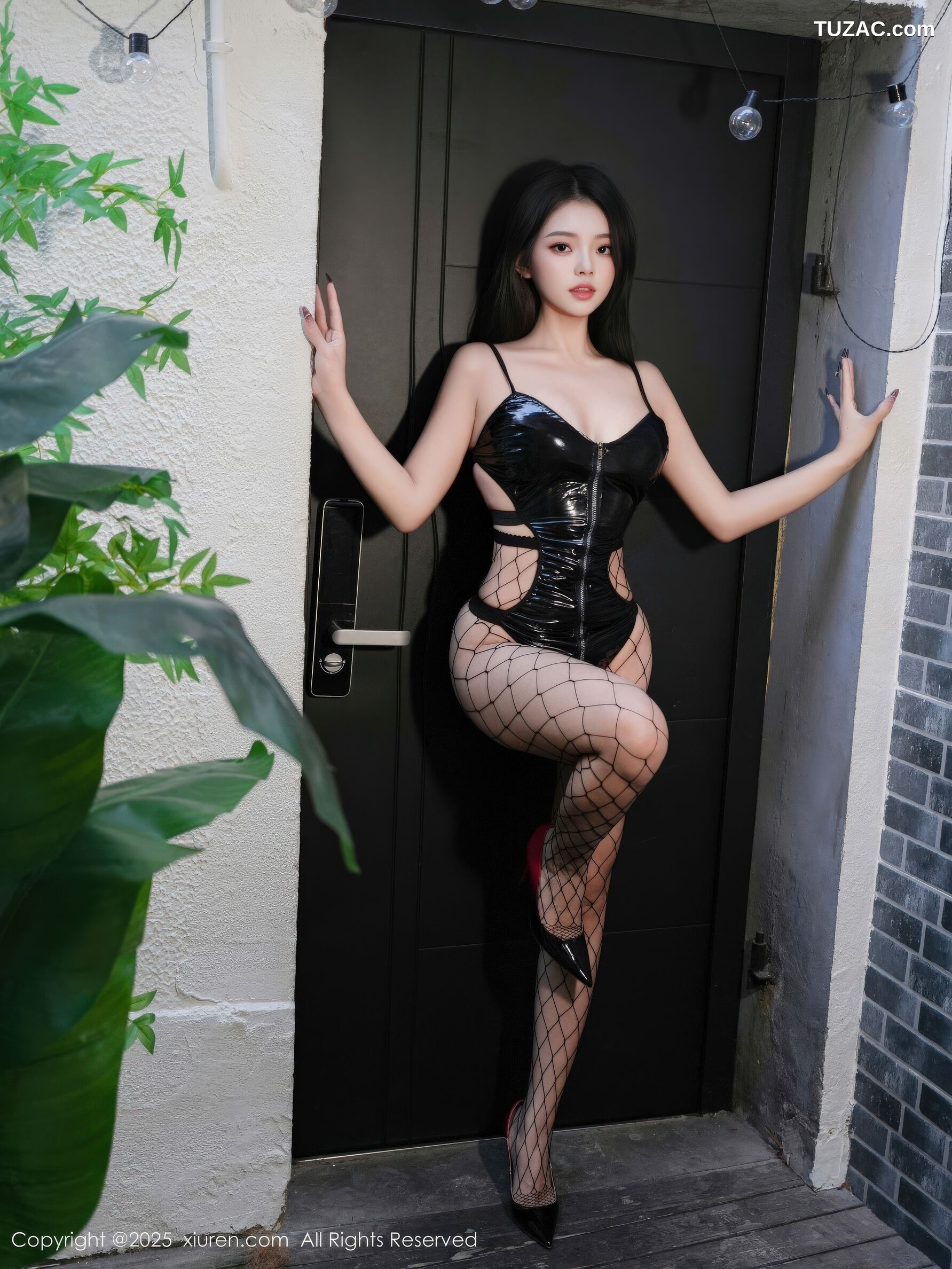 XiuRen秀人网-10979-Yuanbao-户外紫色连衣裙情趣黑皮内衣黑色网袜-2025.11.13