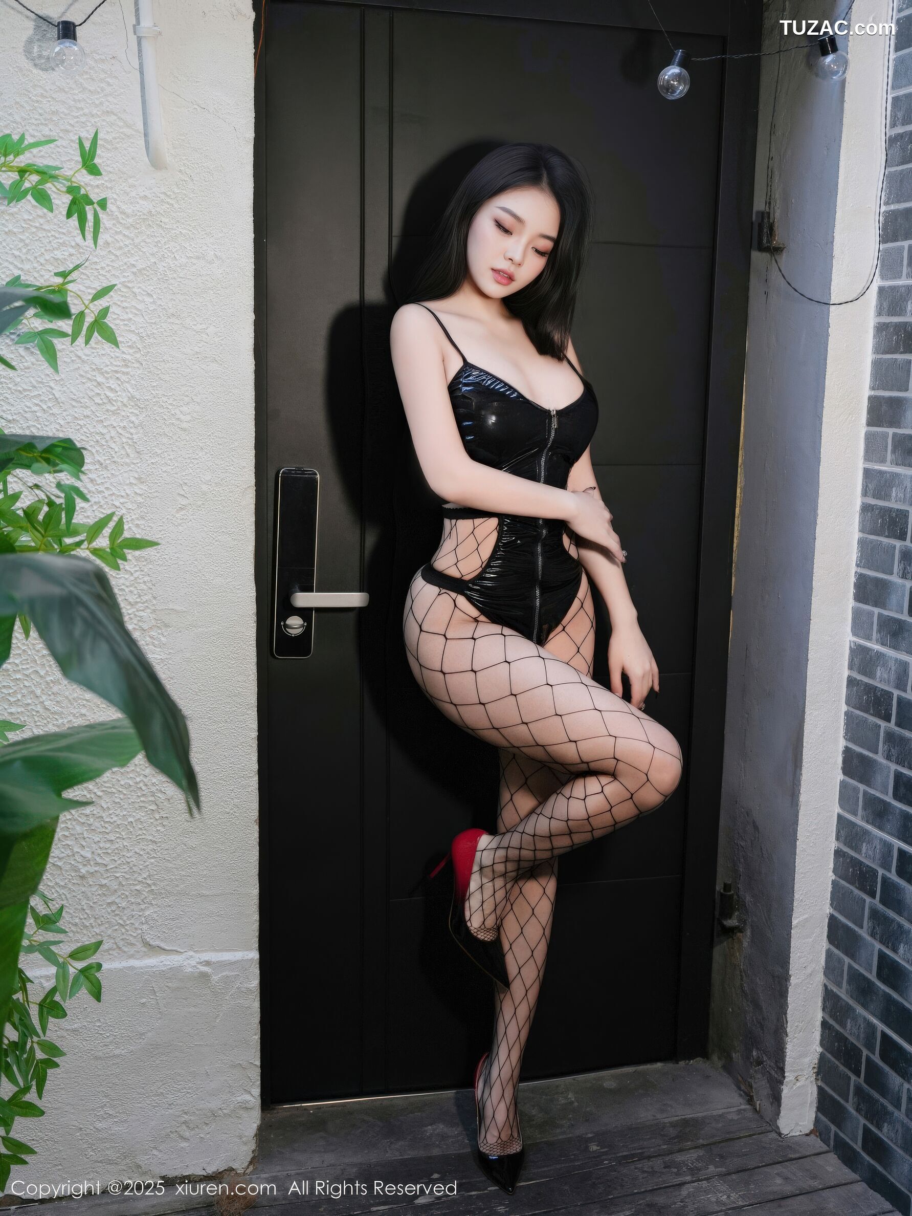 XiuRen秀人网-10979-Yuanbao-户外紫色连衣裙情趣黑皮内衣黑色网袜-2025.11.13