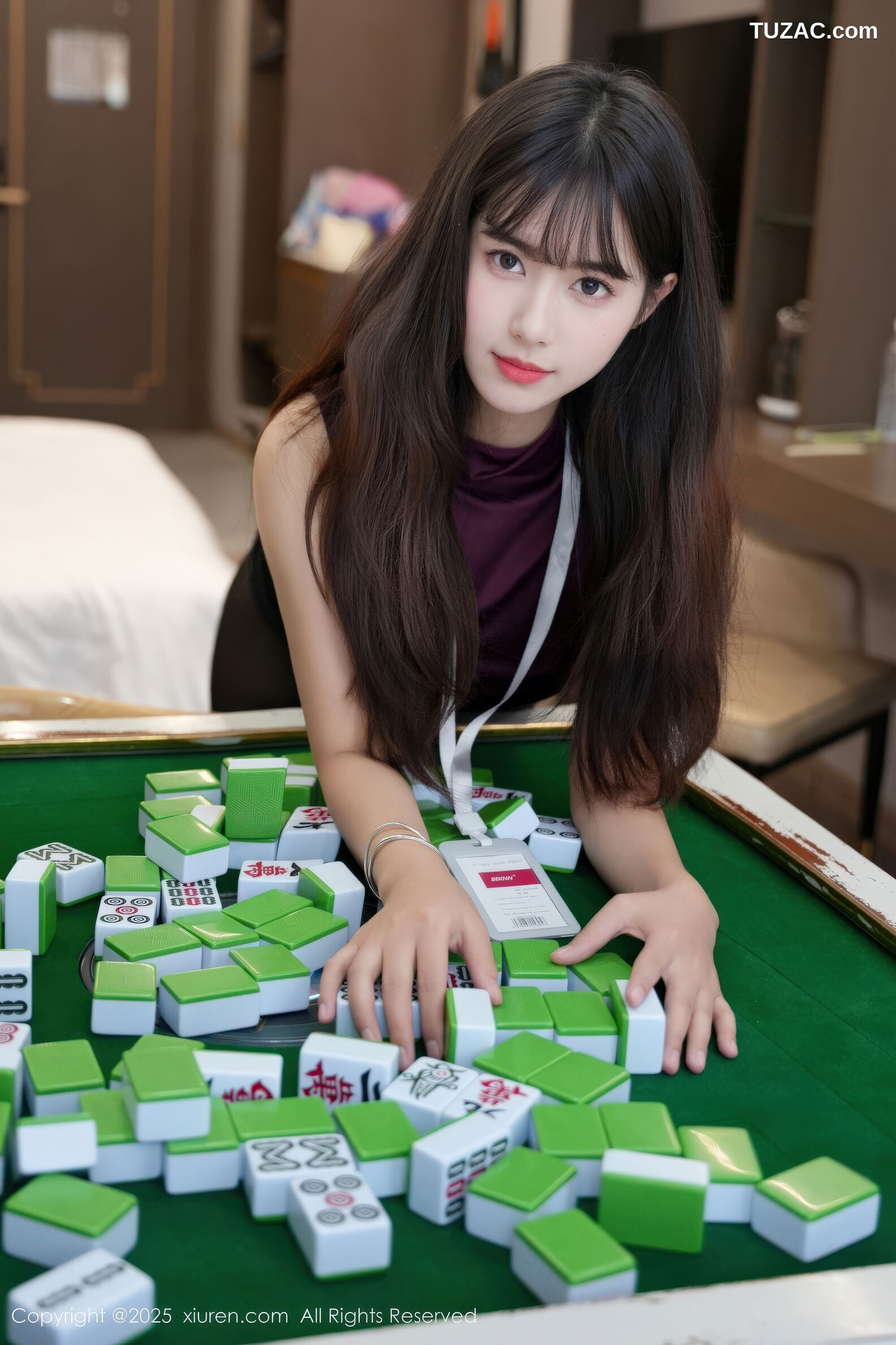 XiuRen秀人网-10980-艾米丽-OL紫色无袖T黑短裙黑丝-2025.11.13