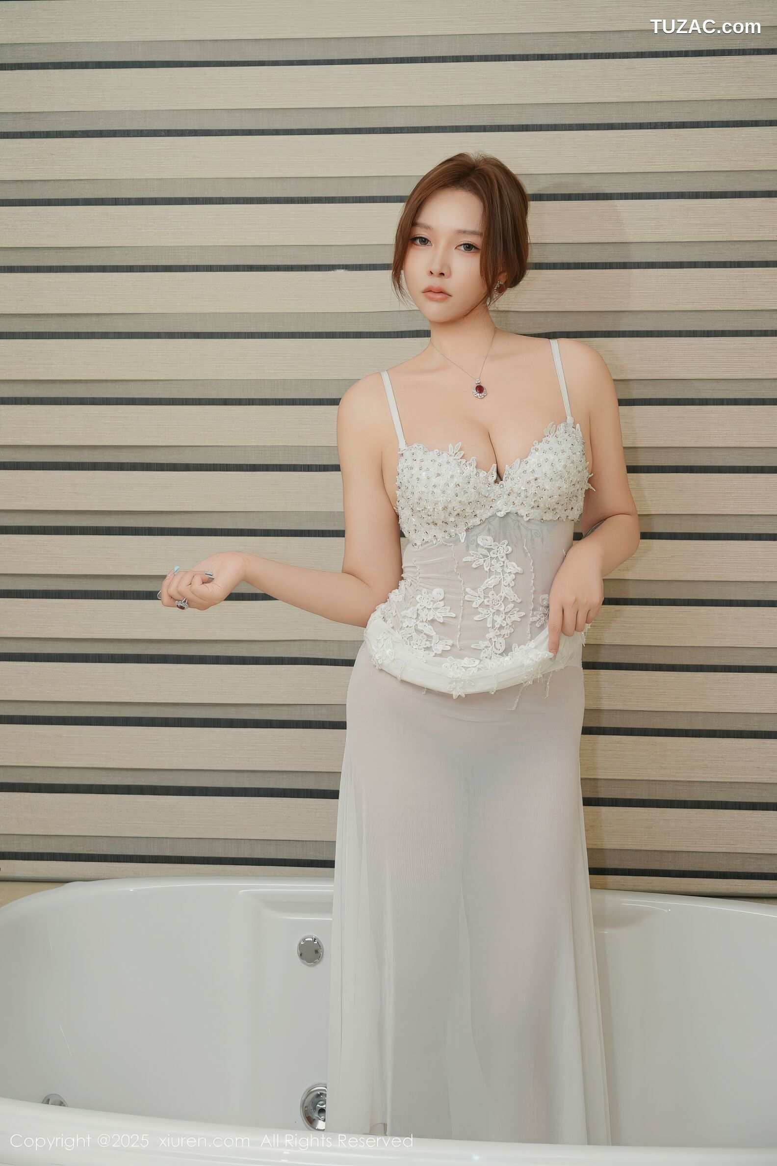 XiuRen秀人网-10981-娜比-白色吊带蕾丝轻透连衣裙-2025.11.13