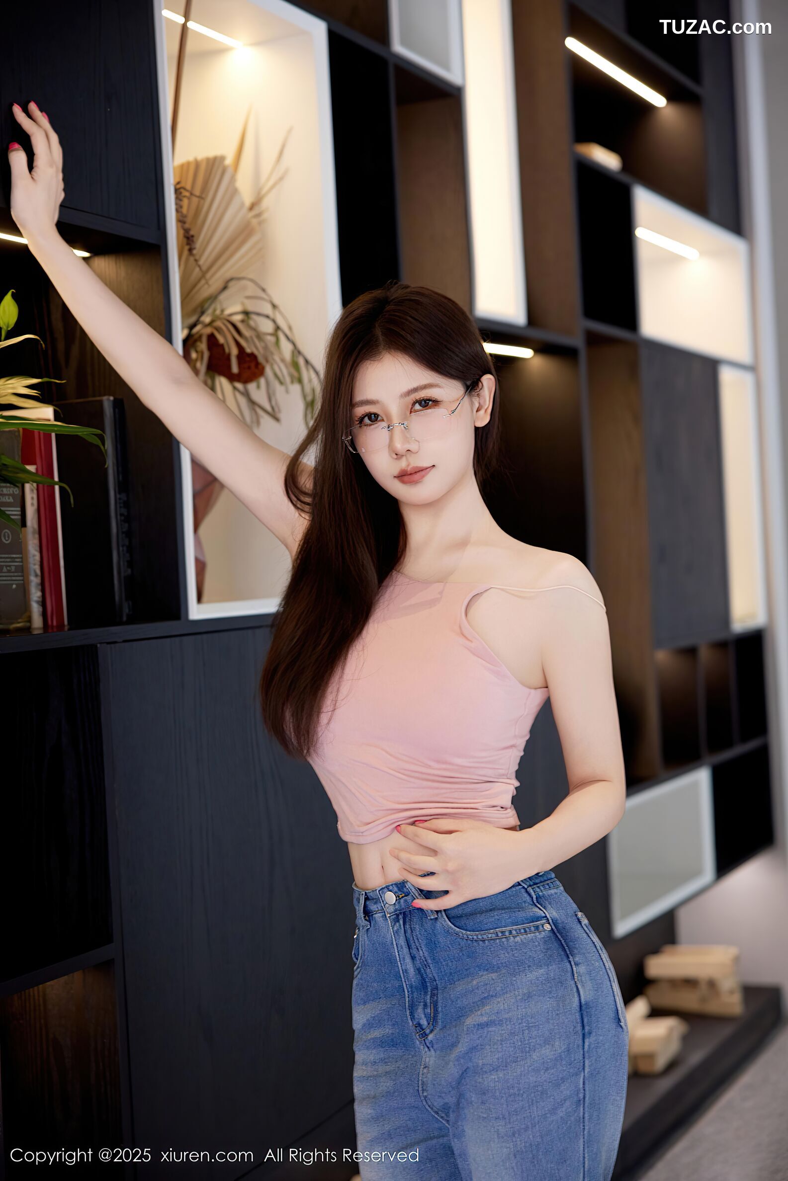 XiuRen秀人网-10983-尹甜甜-日常装淡粉背心牛仔裤肉丝-2025.11.13