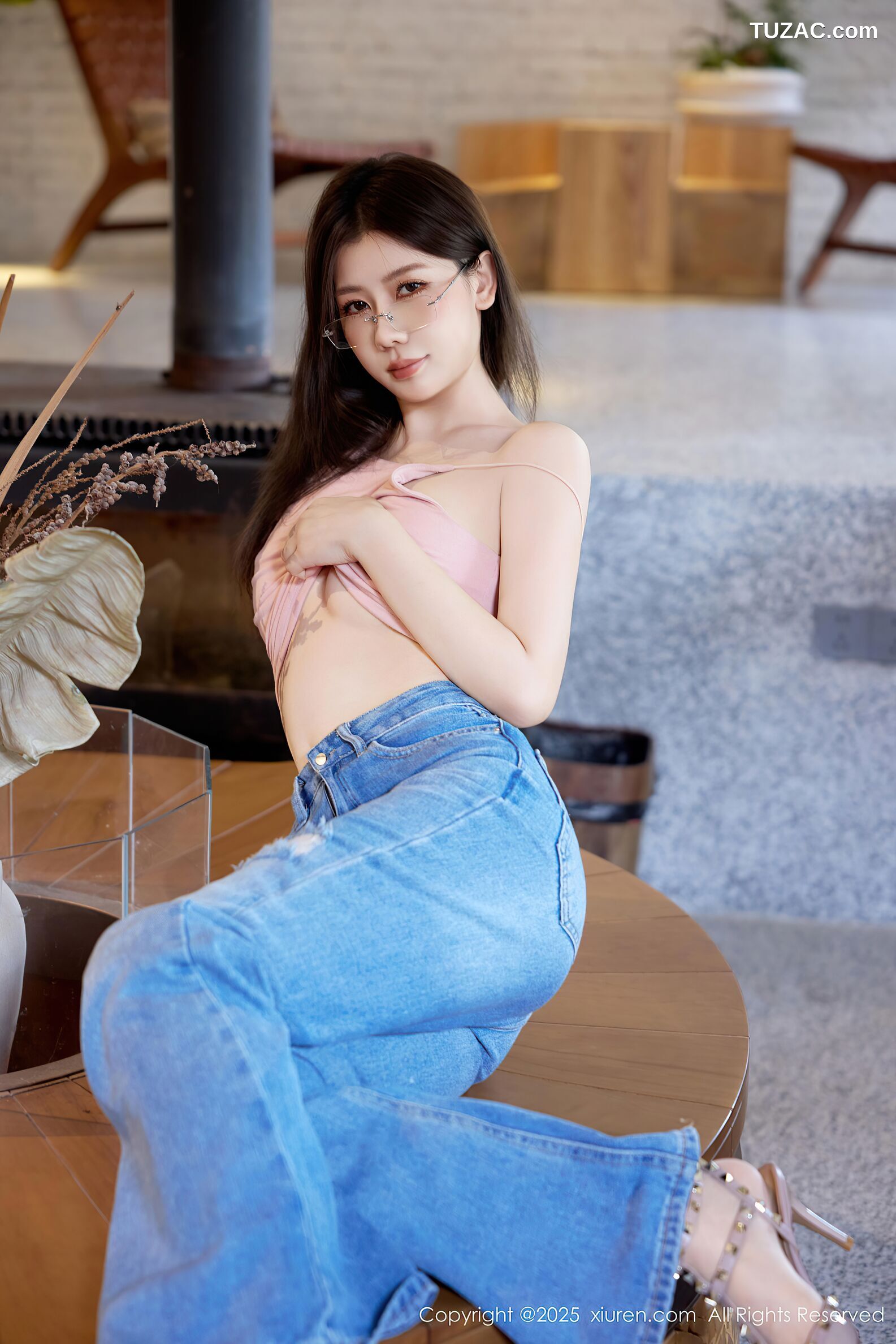 XiuRen秀人网-10983-尹甜甜-日常装淡粉背心牛仔裤肉丝-2025.11.13