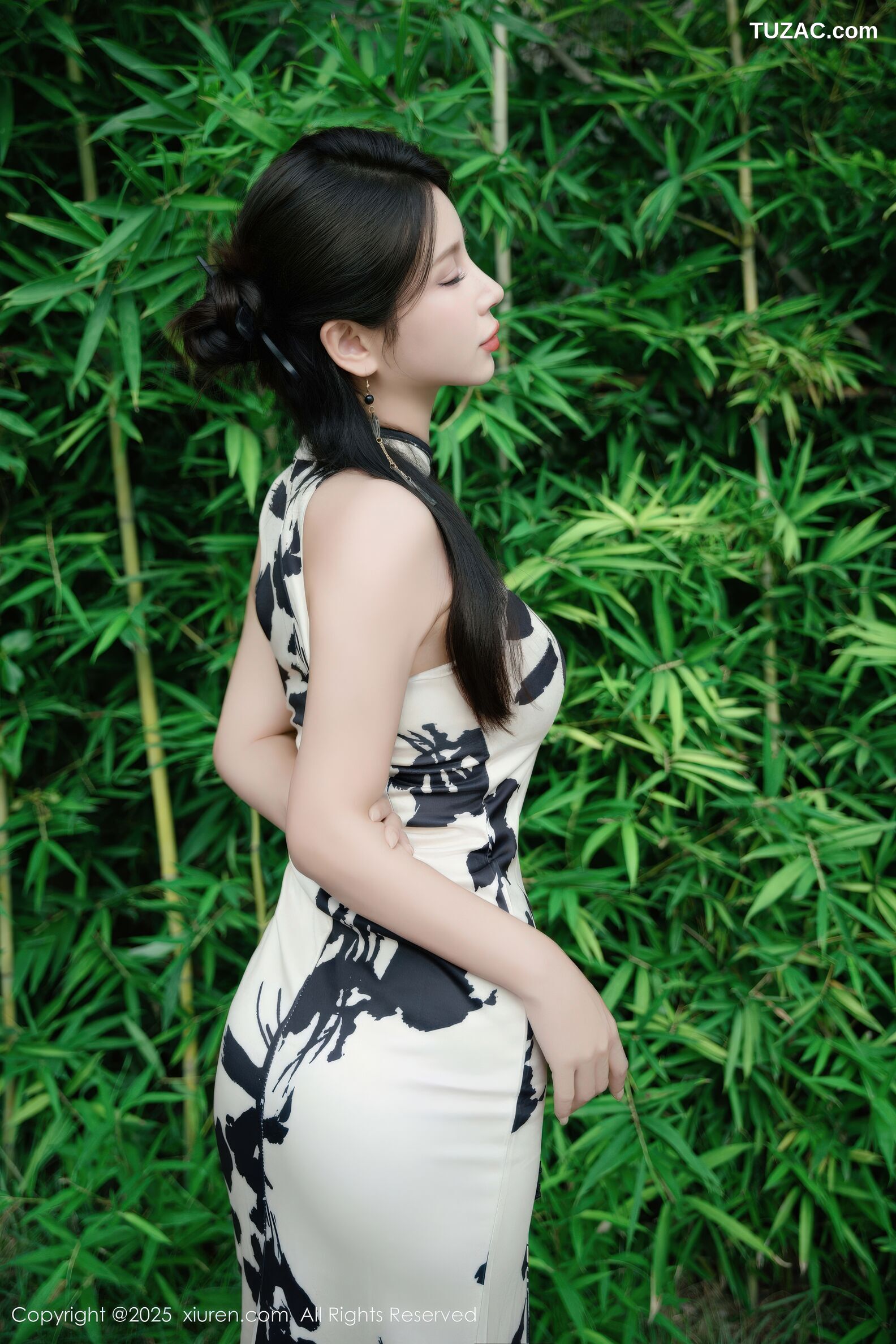 XiuRen秀人网-10989-小蛮妖Yummy-白色黑印花旗袍白色情趣内衣-2025.11.14