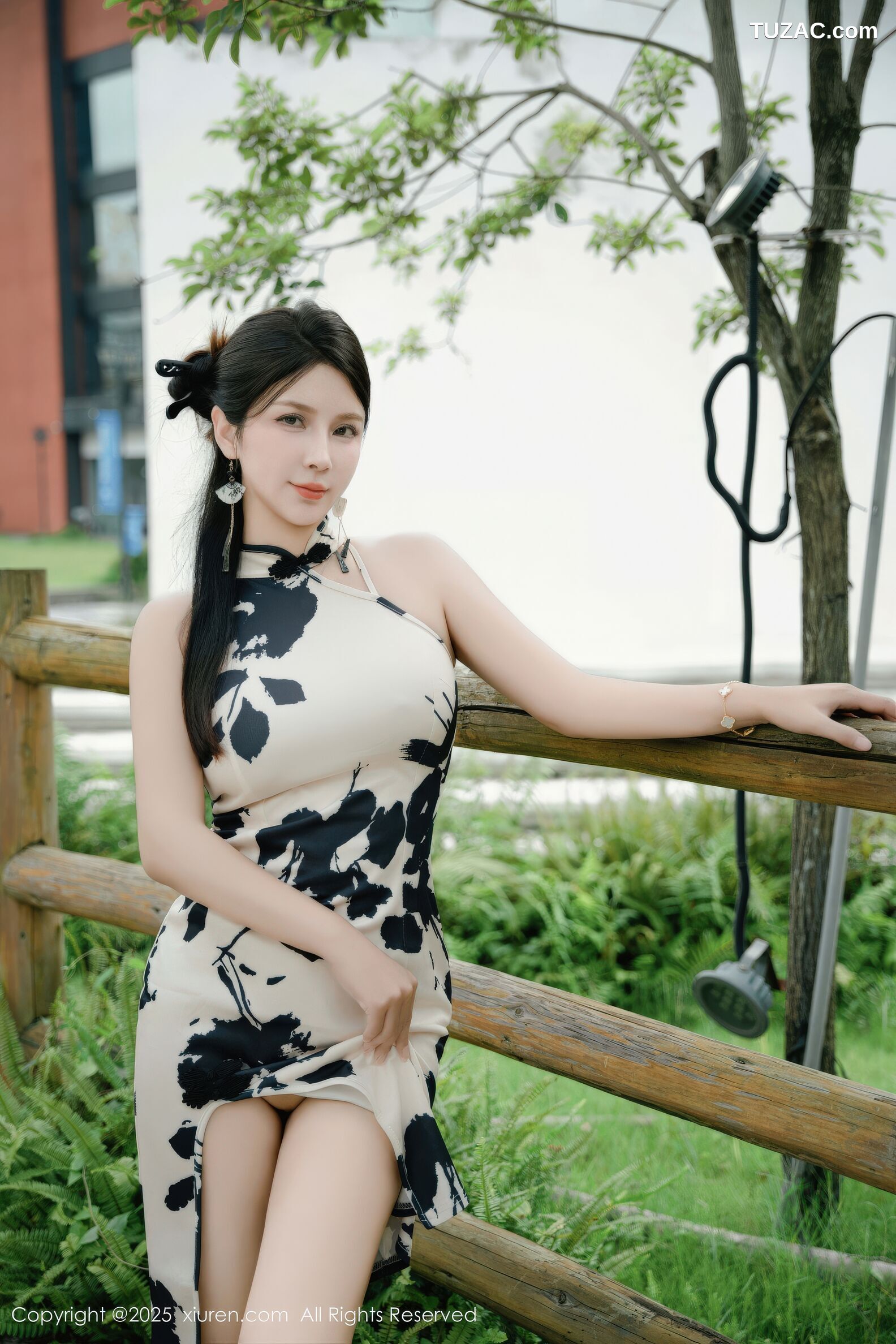 XiuRen秀人网-10989-小蛮妖Yummy-白色黑印花旗袍白色情趣内衣-2025.11.14