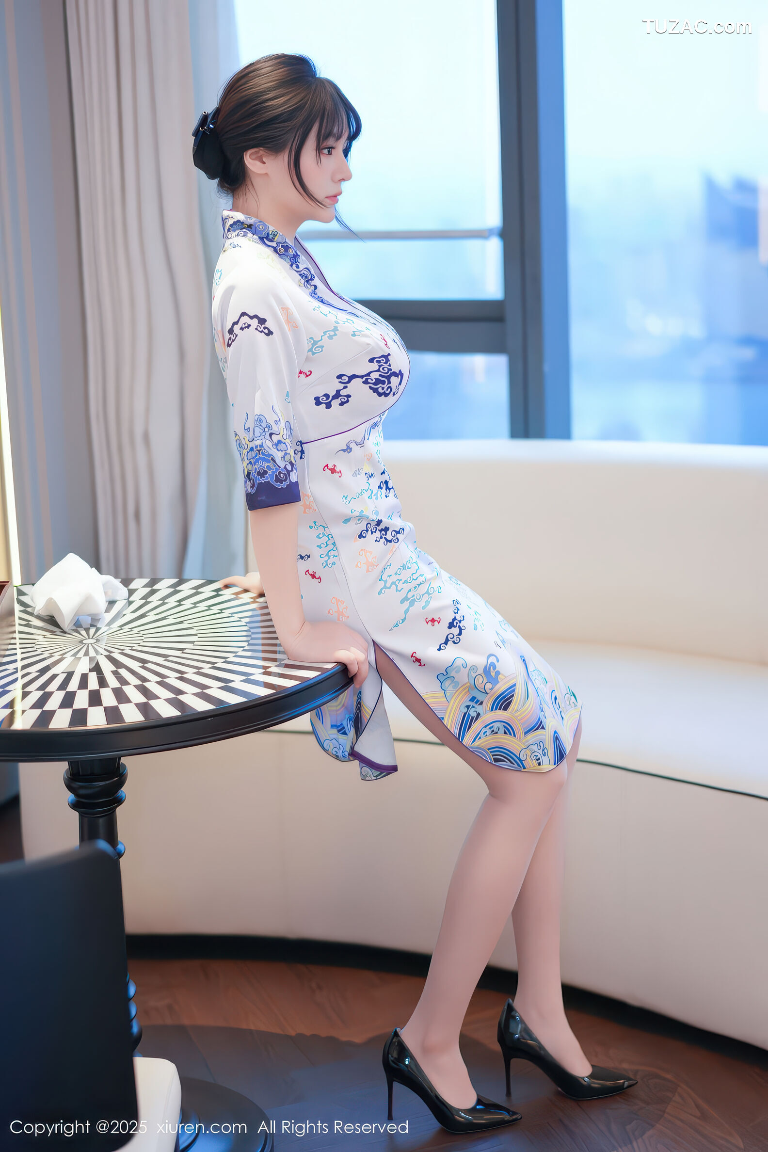 XiuRen秀人网-11001-沈南汐RuRu-浅色旗袍白蕾丝内衣肉丝-2025.11.18