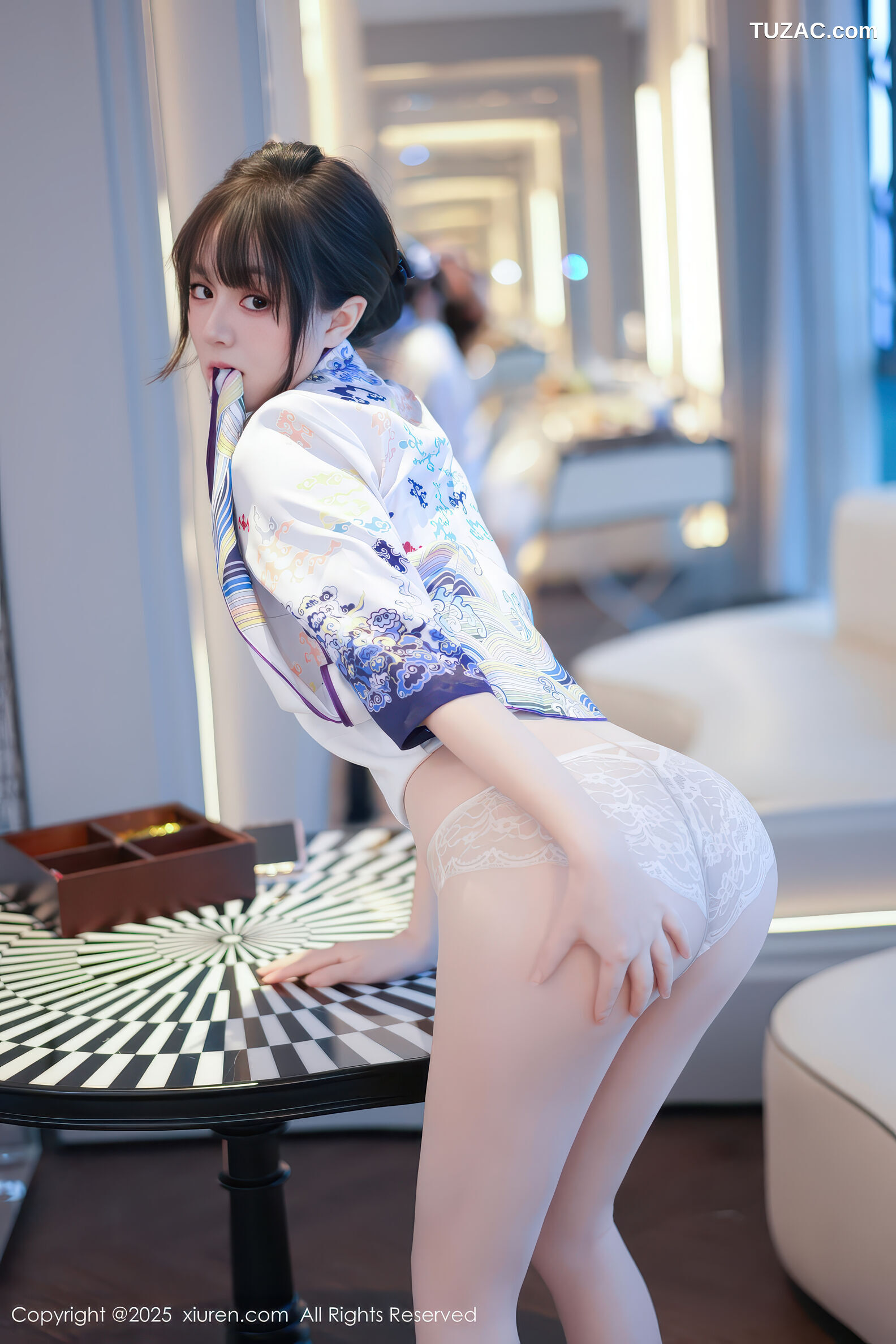 XiuRen秀人网-11001-沈南汐RuRu-浅色旗袍白蕾丝内衣肉丝-2025.11.18