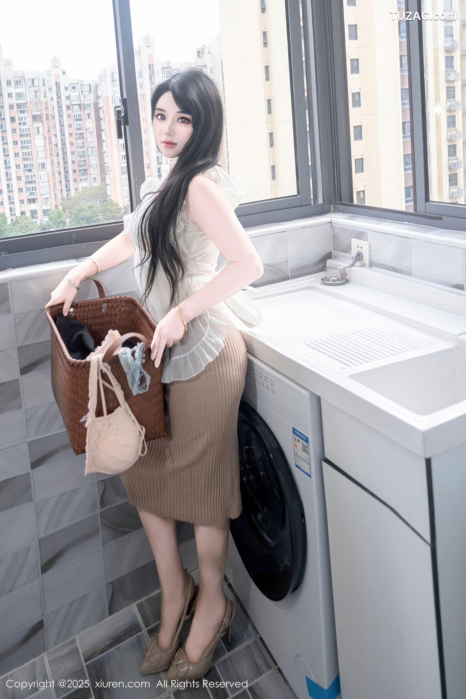 XiuRen秀人网-11010-汐汐爱吃草莓-善良家政姐姐肥臀爆乳-2025.11.20