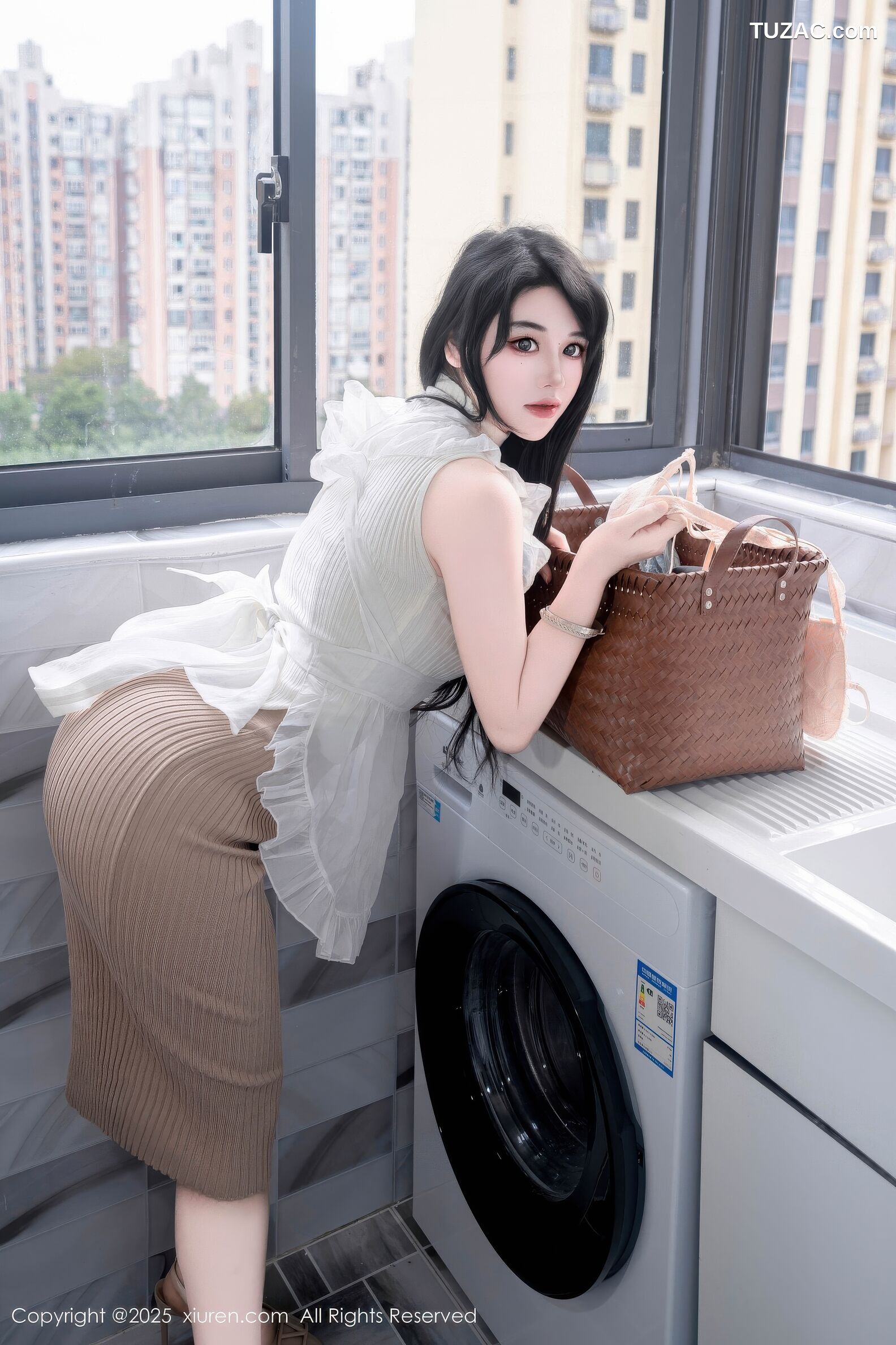 XiuRen秀人网-11010-汐汐爱吃草莓-善良家政姐姐肥臀爆乳-2025.11.20
