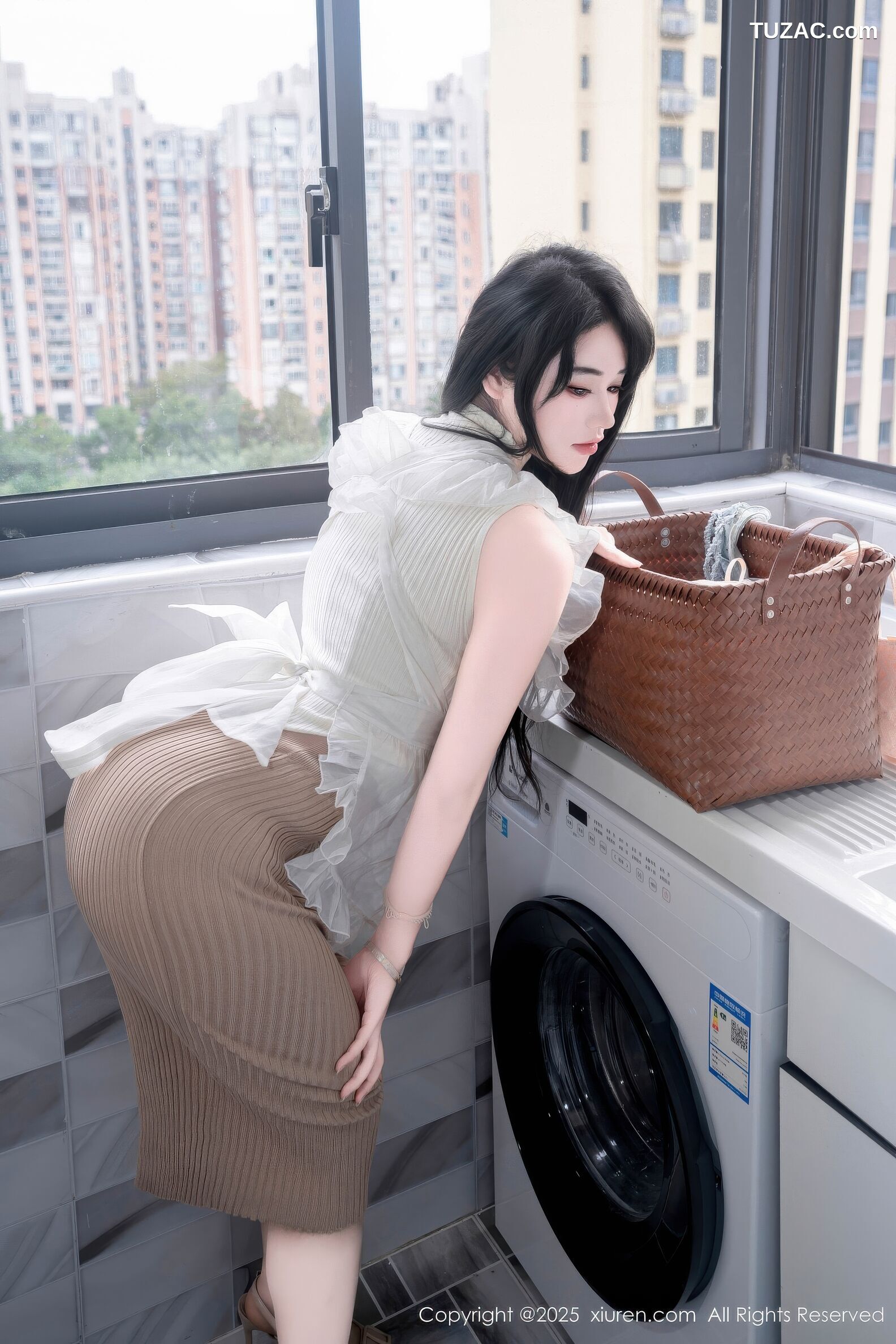 XiuRen秀人网-11010-汐汐爱吃草莓-善良家政姐姐肥臀爆乳-2025.11.20