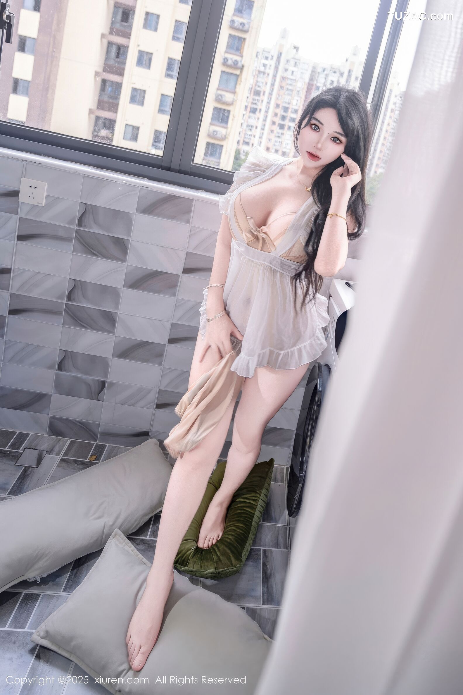 XiuRen秀人网-11010-汐汐爱吃草莓-善良家政姐姐肥臀爆乳-2025.11.20