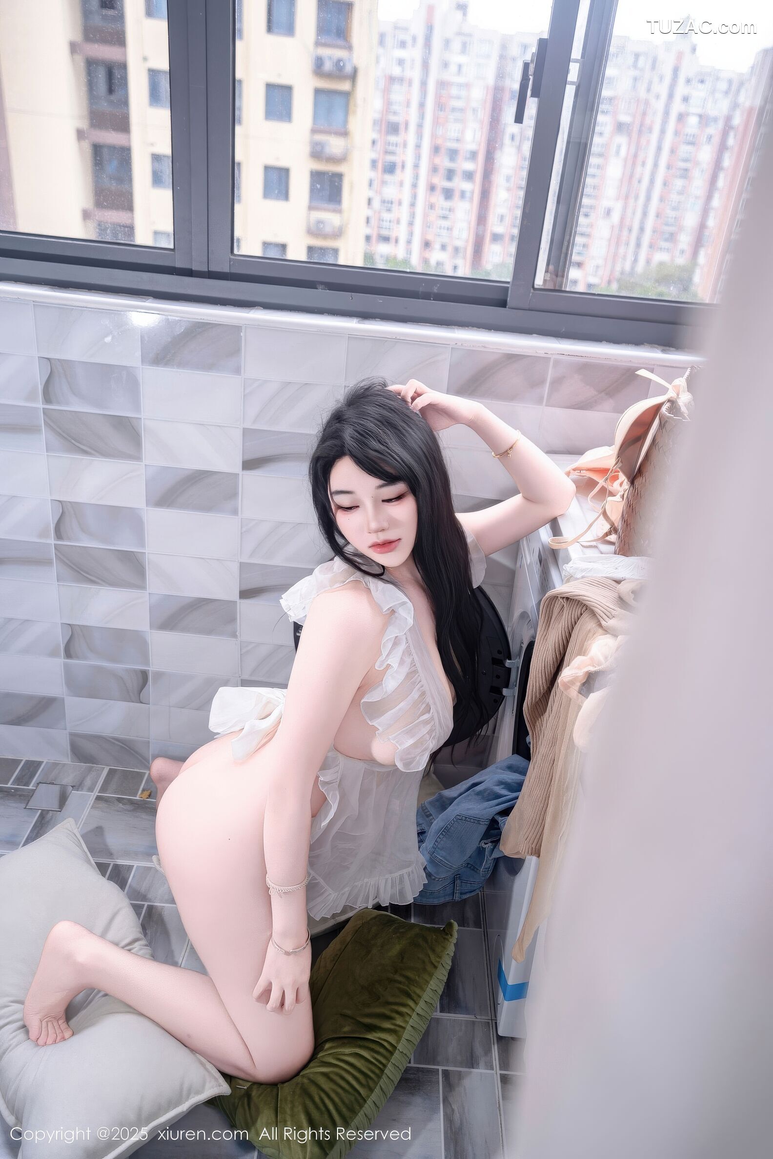 XiuRen秀人网-11010-汐汐爱吃草莓-善良家政姐姐肥臀爆乳-2025.11.20