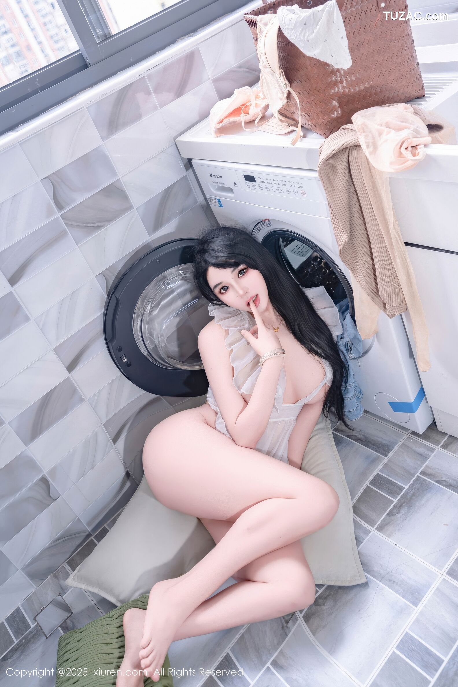 XiuRen秀人网-11010-汐汐爱吃草莓-善良家政姐姐肥臀爆乳-2025.11.20