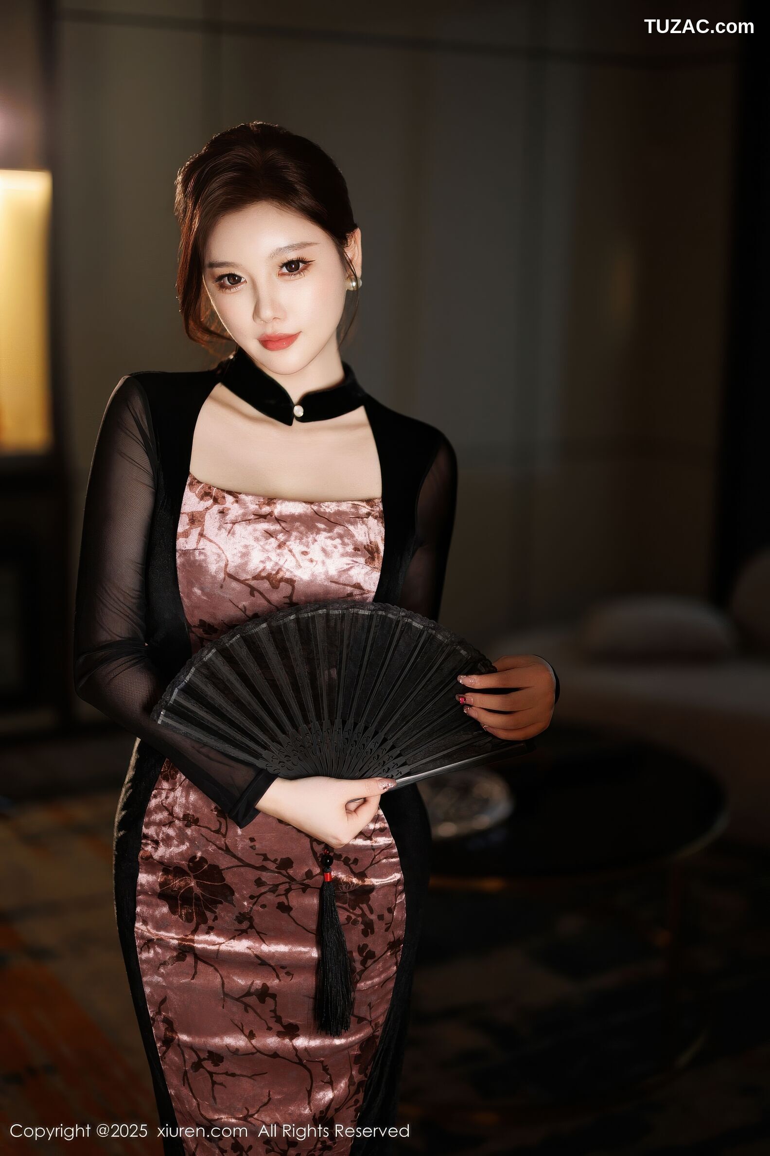 XiuRen秀人网-11013-CHENCHEN-修身旗袍西安旅拍写真发布-2025.11.20