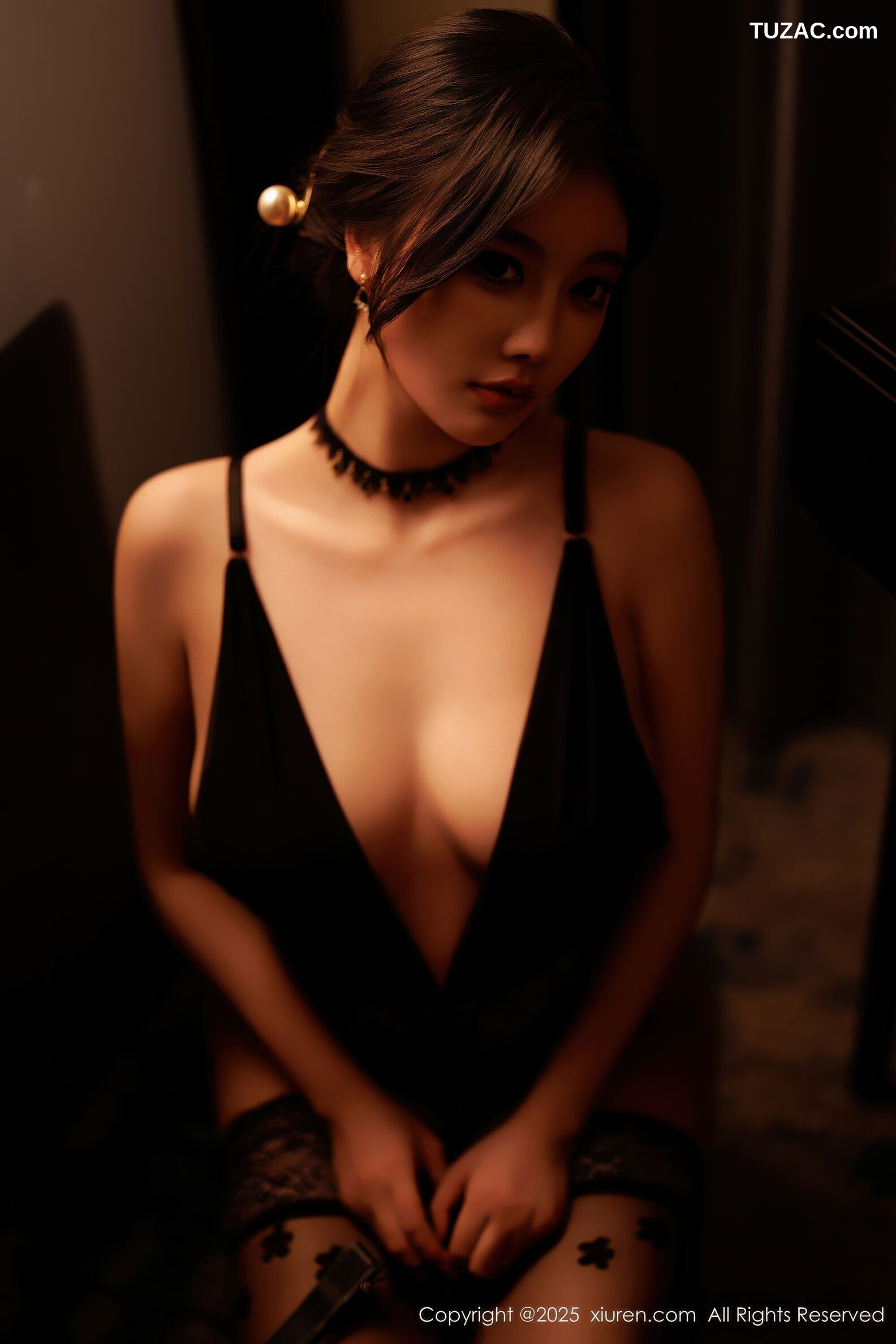 XiuRen秀人网-11013-CHENCHEN-修身旗袍西安旅拍写真发布-2025.11.20