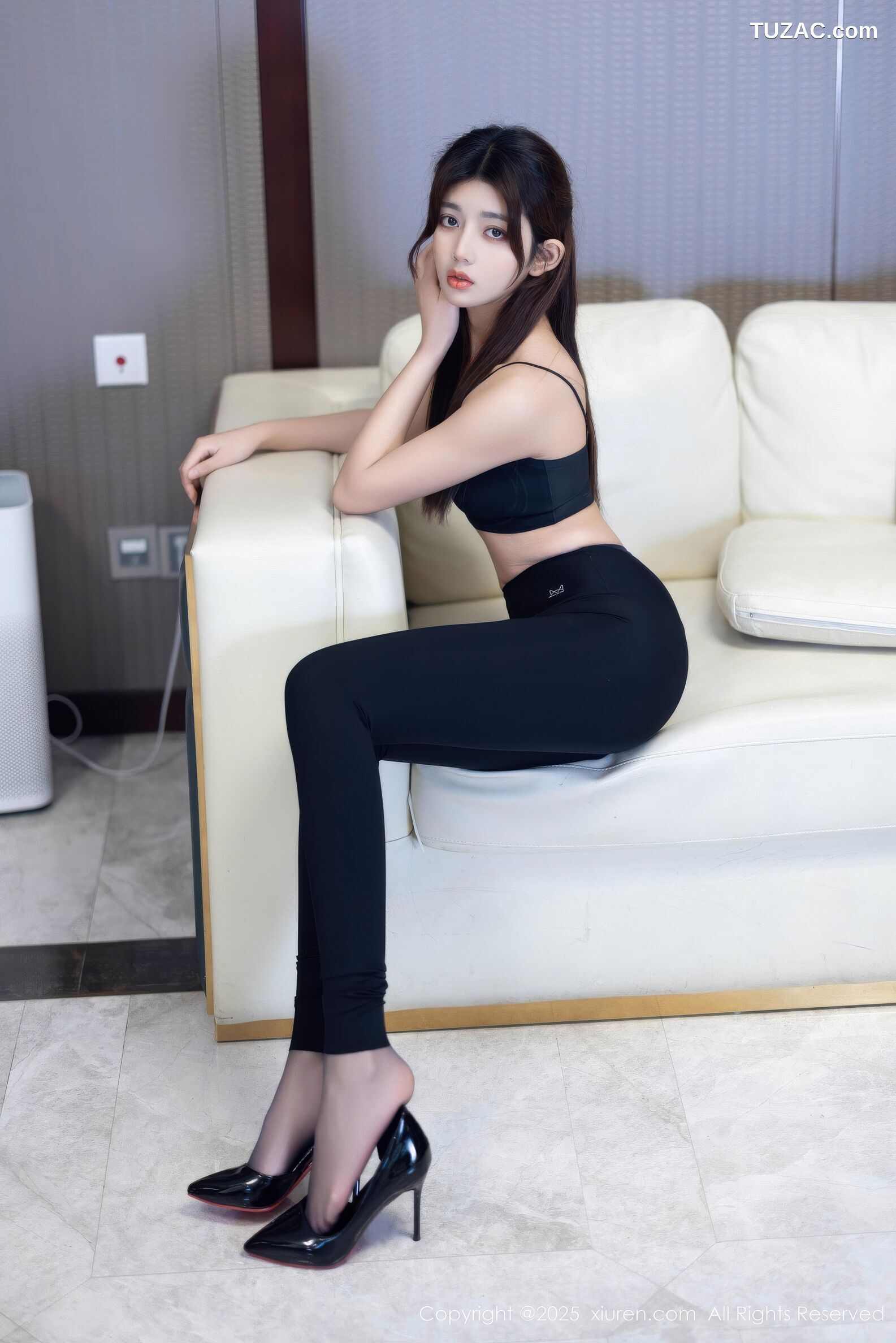 XiuRen秀人网-11015-姜冉冉Renee-黑色吊带黑长裤黑丝-2025.11.21
