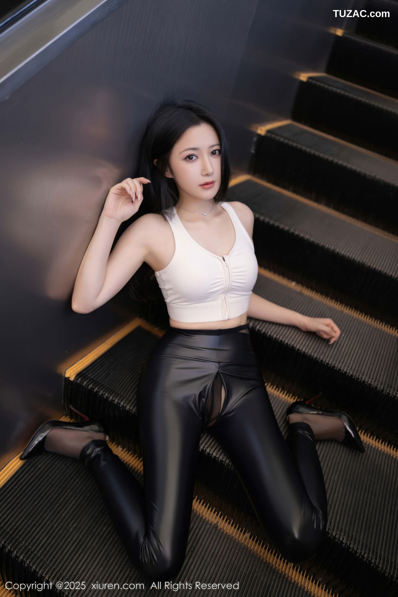 XiuRen秀人网-11021-鱼子酱Fish-黑色皮裤白背心黑丝-2025.11.21