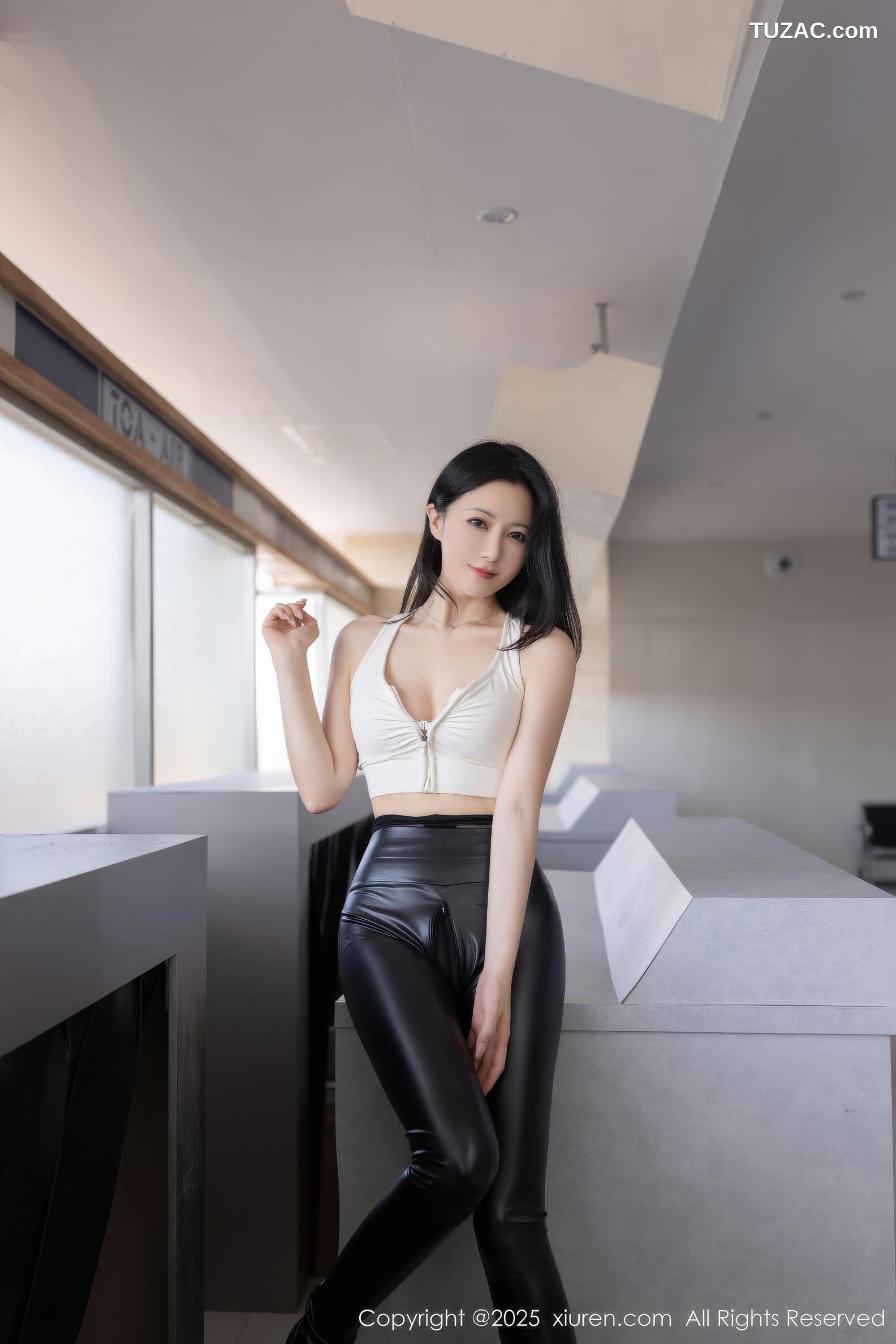 XiuRen秀人网-11021-鱼子酱Fish-黑色皮裤白背心黑丝-2025.11.21