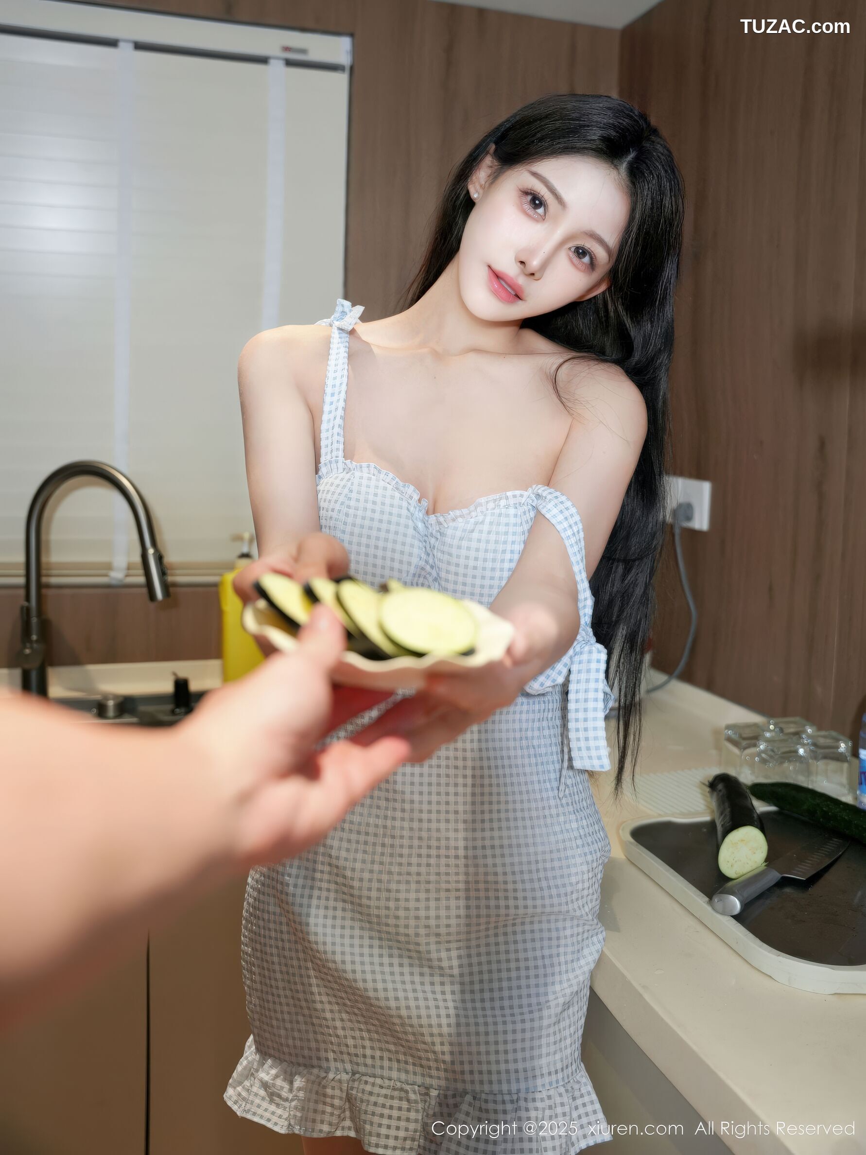 XiuRen秀人网-11026-梨霜儿-淡蓝格子围裙厨娘-2025.11.24