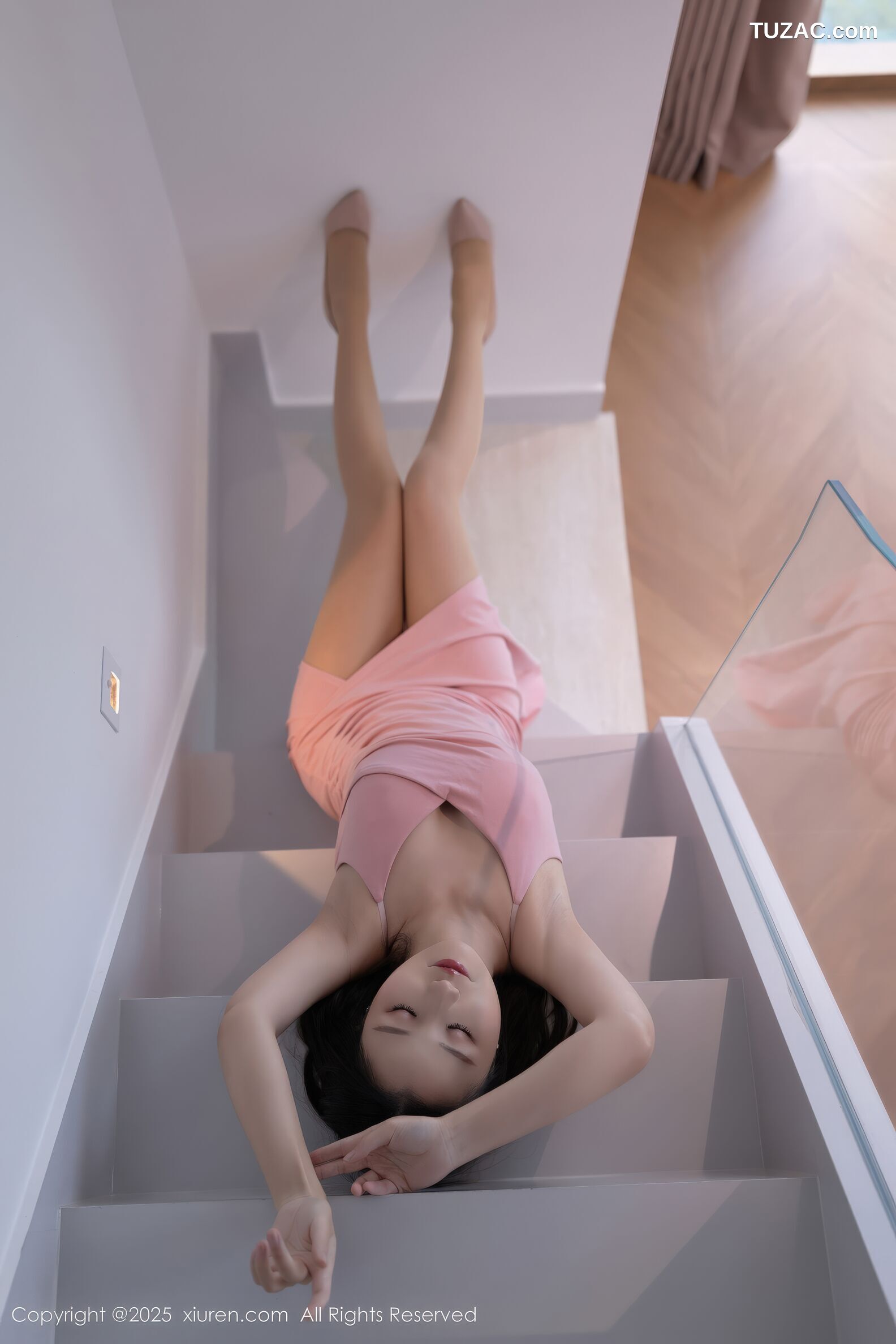 XiuRen秀人网-11034-杏子Yada-粉色连衣裙肉色丝袜-2025.11.26