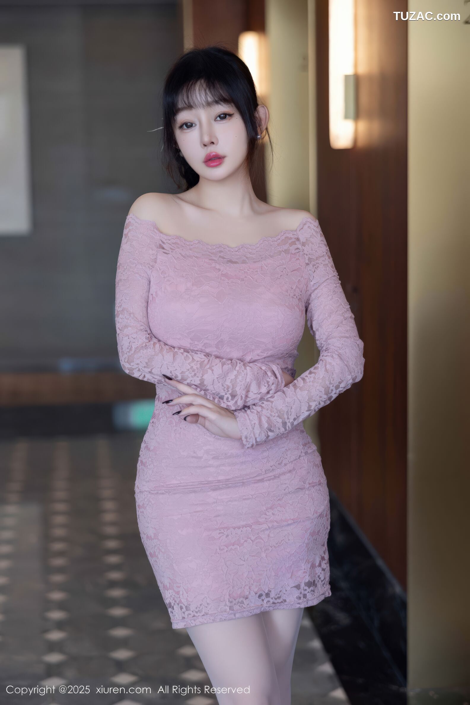 XiuRen秀人网-11043-王羽纯-淡粉连衣短裙诱人原色丝袜-2025.11.28