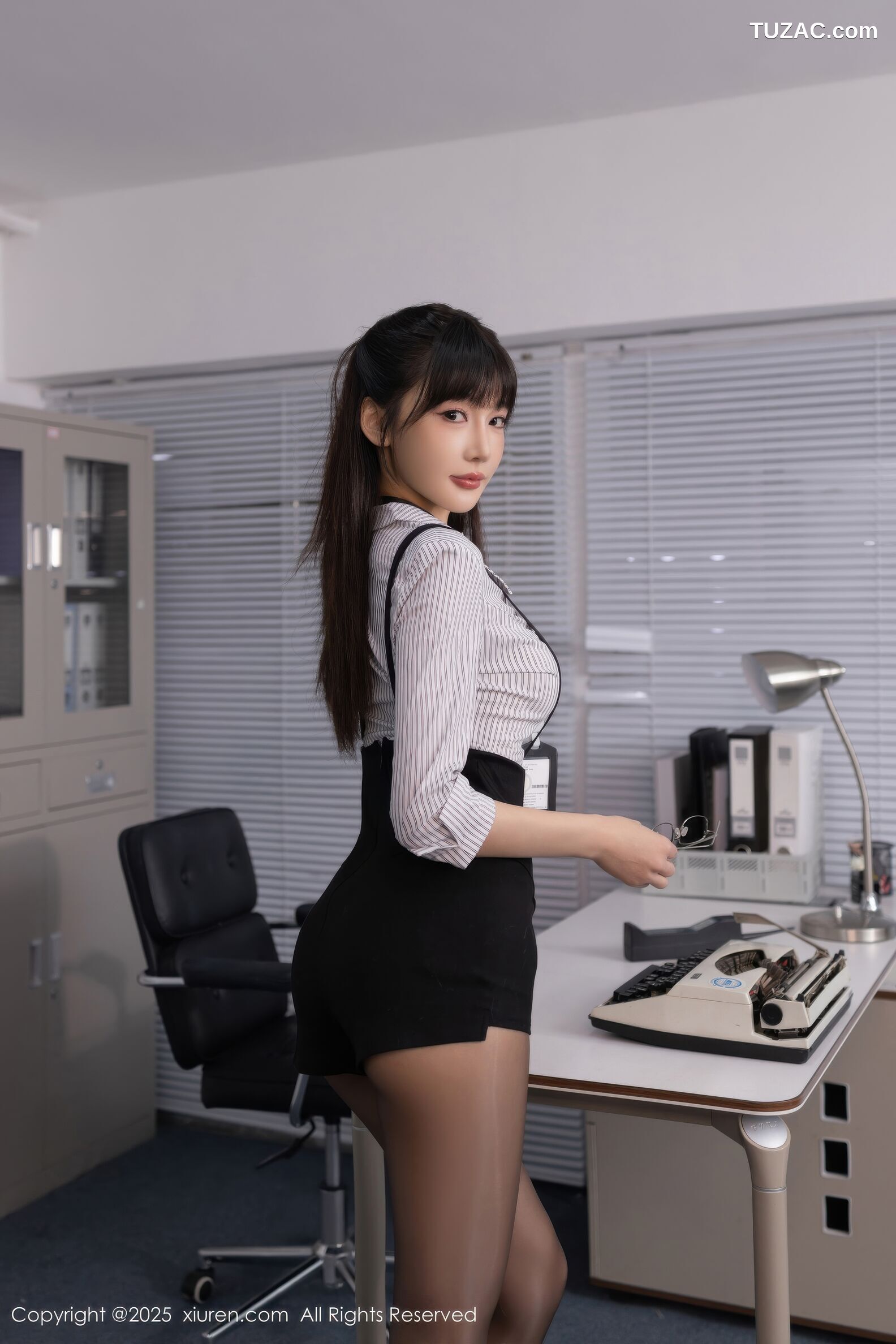 XiuRen秀人网-11070-陆萱萱-办公室内OL短裙黑丝-2025.12.04