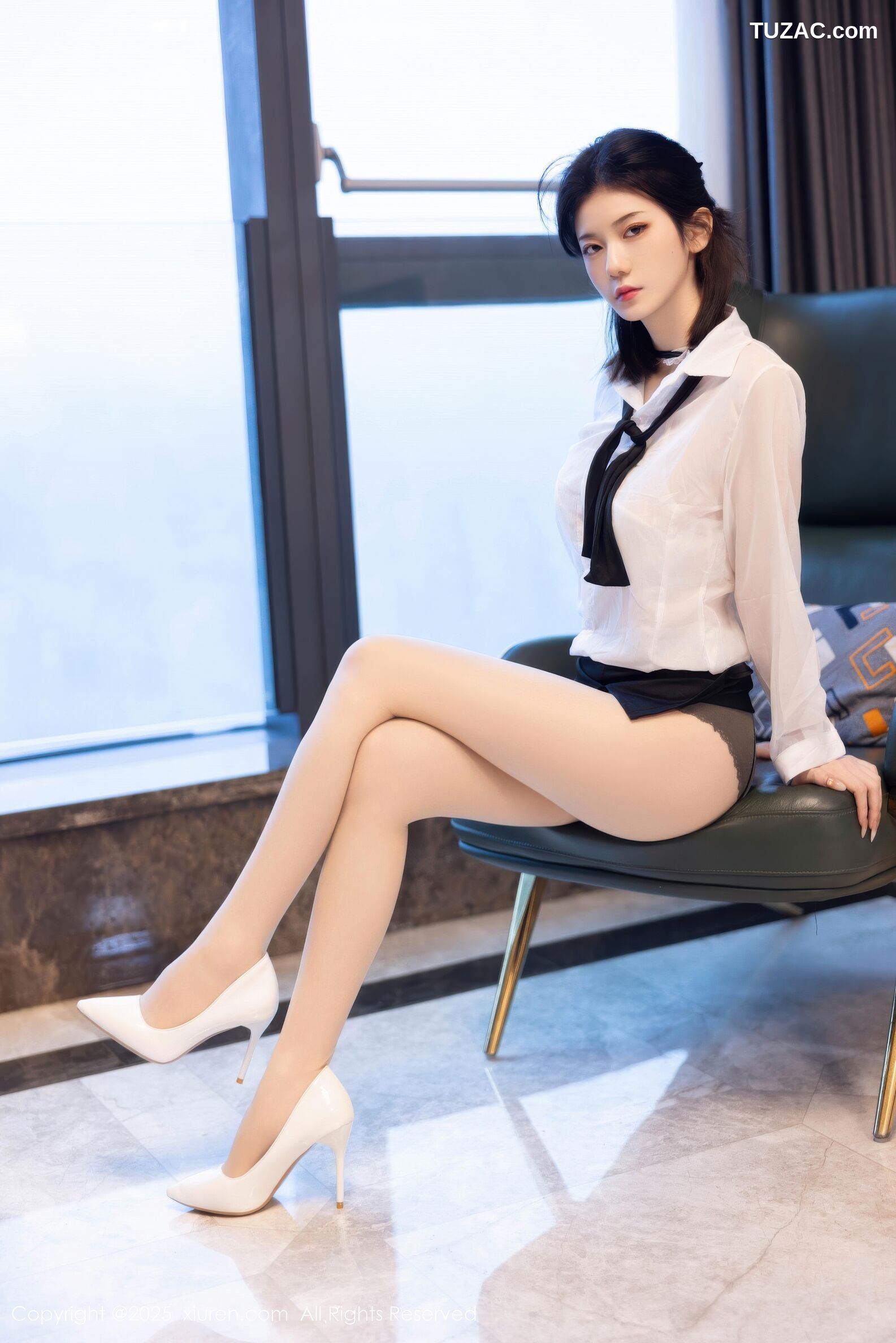 XiuRen秀人网-11077-凌七七-OL白衬衫黑短裙苗条身姿明艳动人-2025.12.05