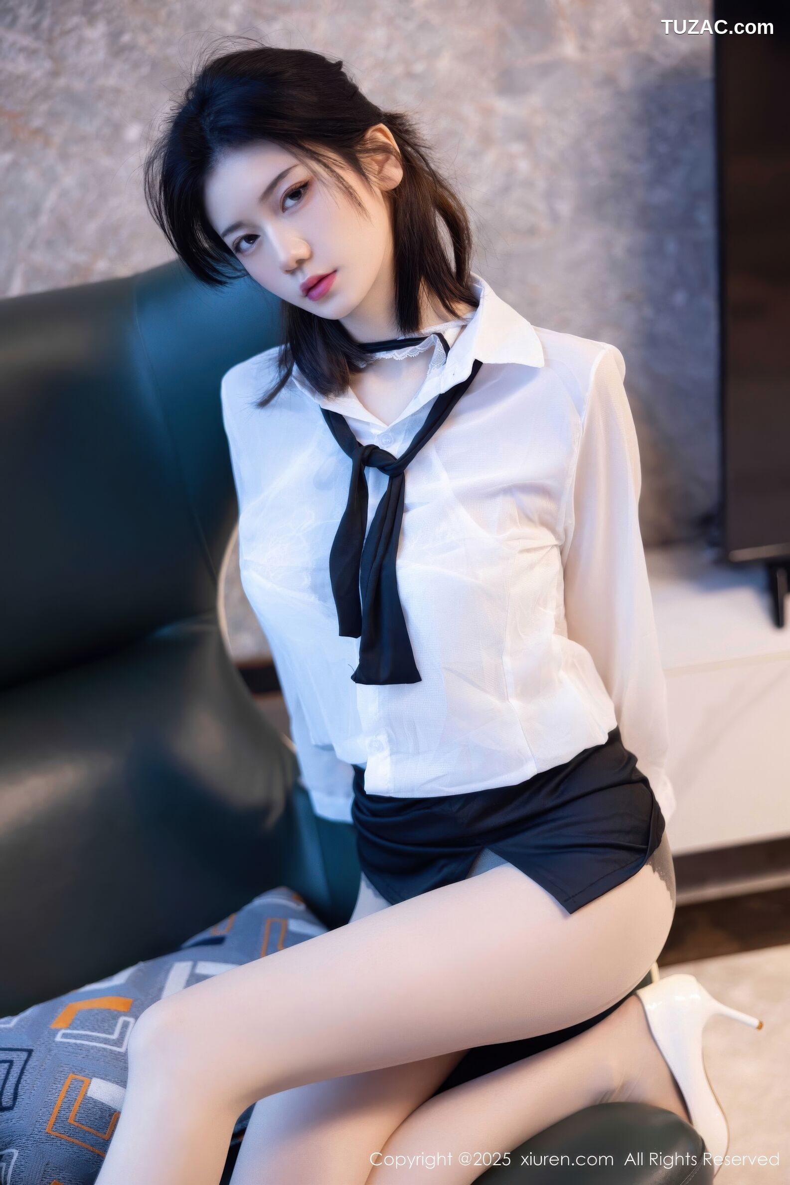 XiuRen秀人网-11077-凌七七-OL白衬衫黑短裙苗条身姿明艳动人-2025.12.05
