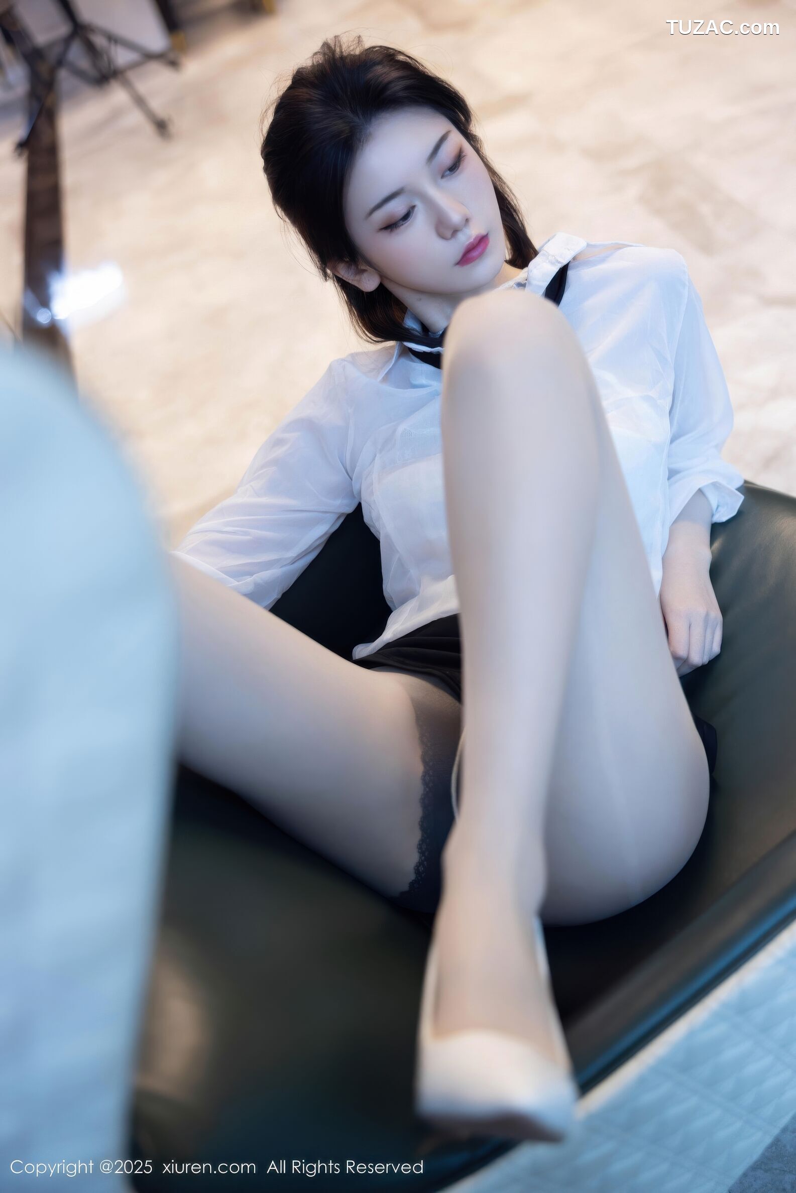 XiuRen秀人网-11077-凌七七-OL白衬衫黑短裙苗条身姿明艳动人-2025.12.05