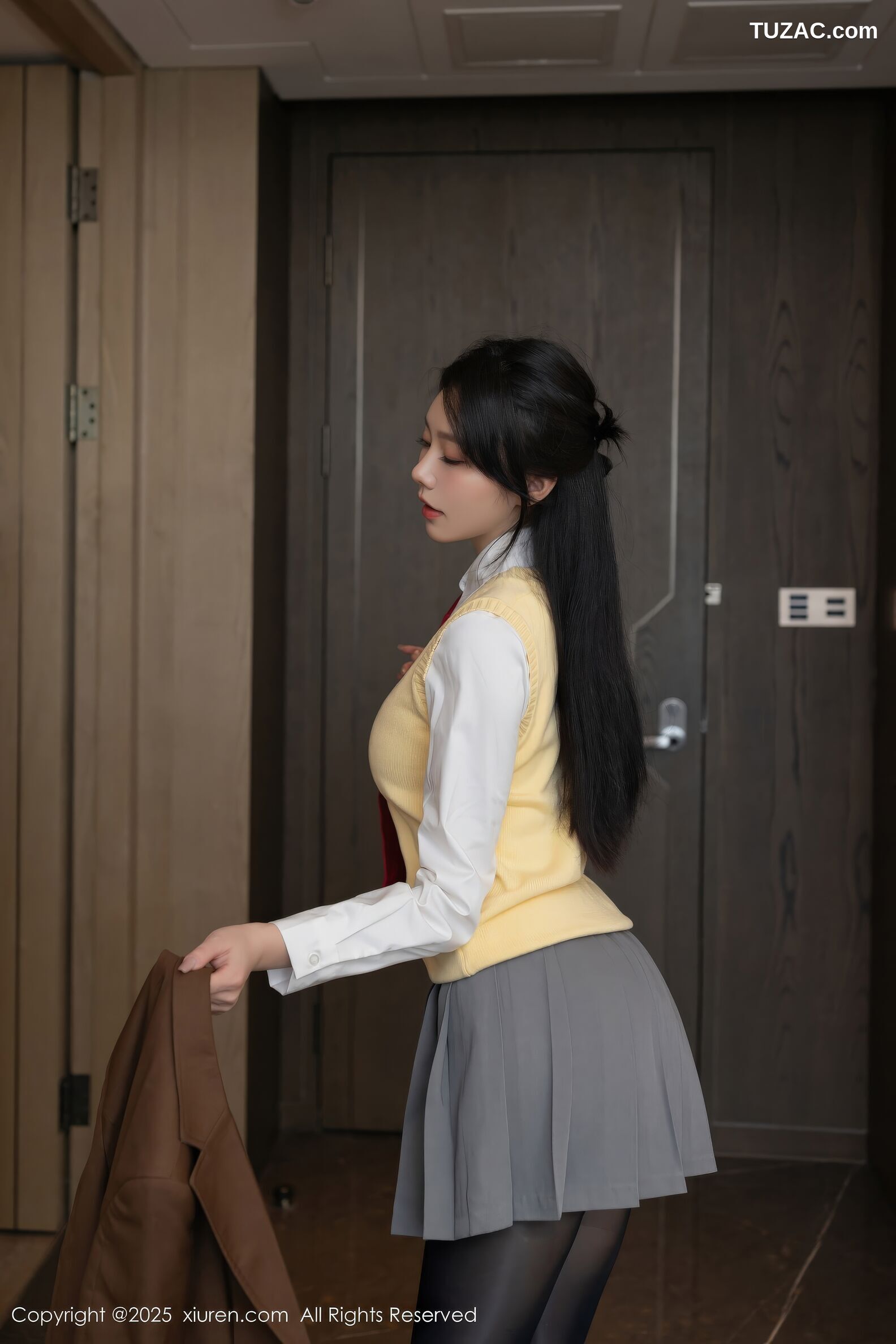 XiuRen秀人网-11087-安然anran-学生装白衬衫黑袜-2025.12.09