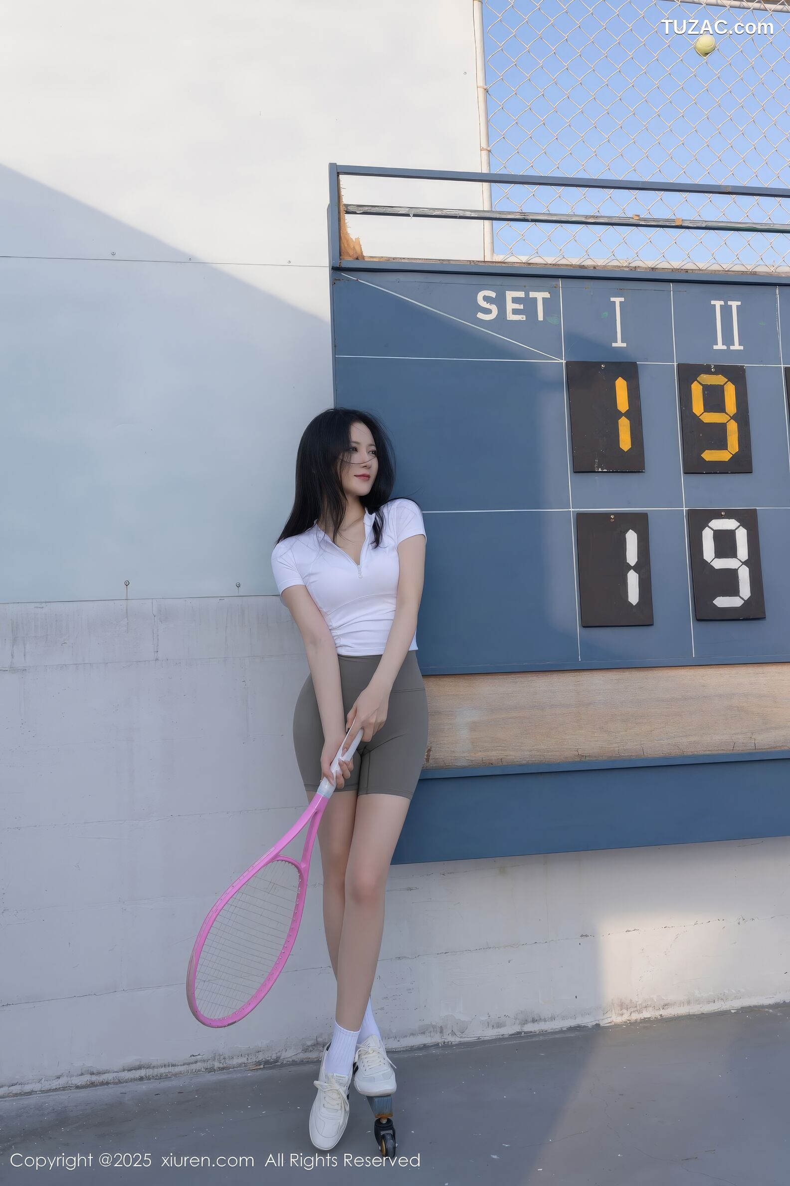XiuRen秀人网-11106-鱼子酱Fish-网球场运动美女白T深灰紧身短裤-2025.12.12