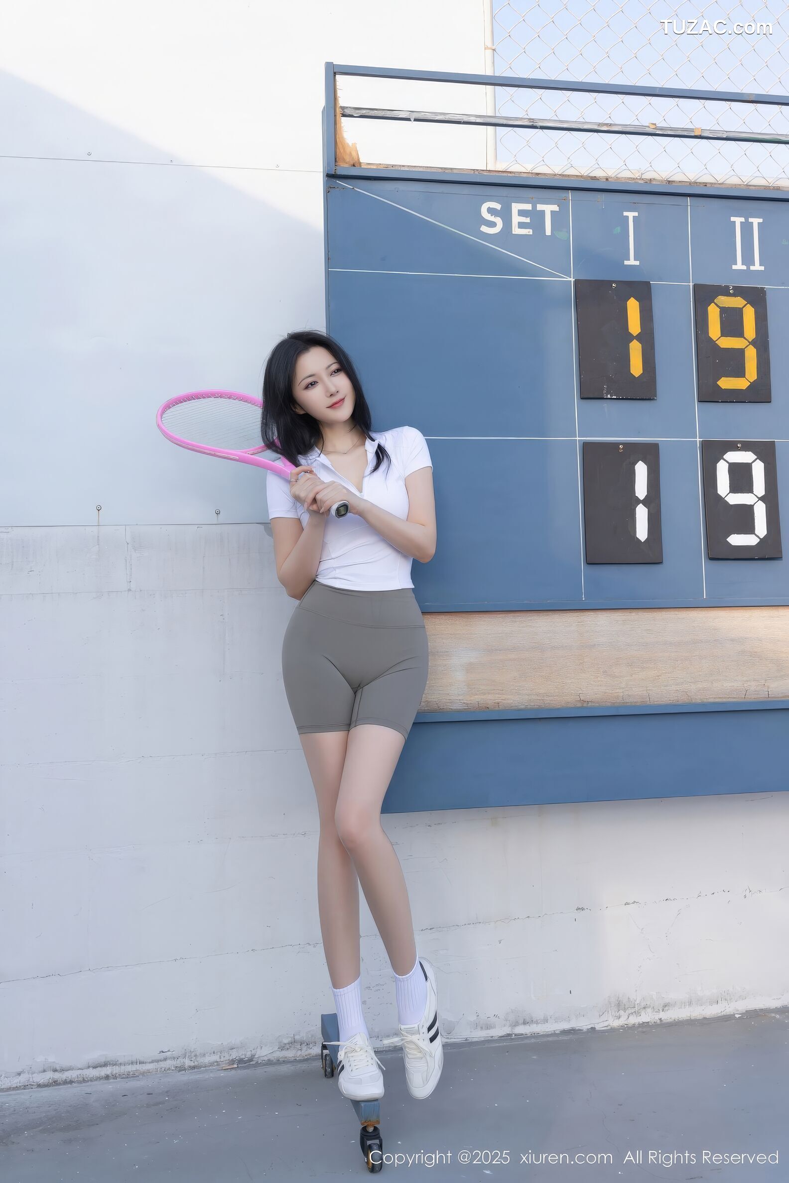 XiuRen秀人网-11106-鱼子酱Fish-网球场运动美女白T深灰紧身短裤-2025.12.12