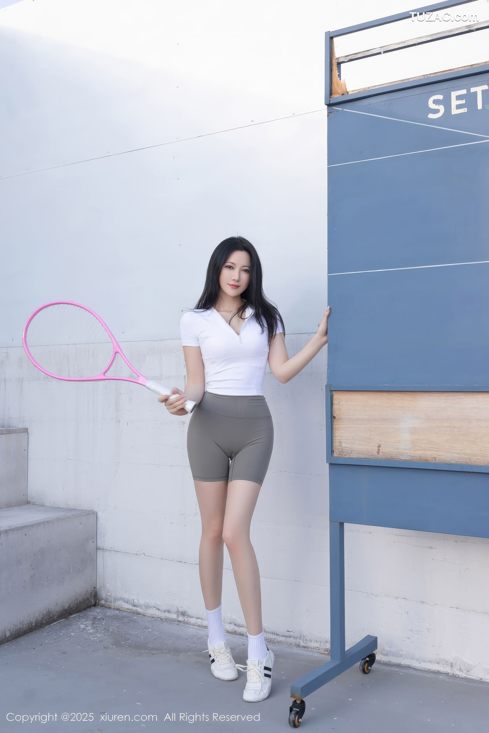 XiuRen秀人网-11106-鱼子酱Fish-网球场运动美女白T深灰紧身短裤-2025.12.12