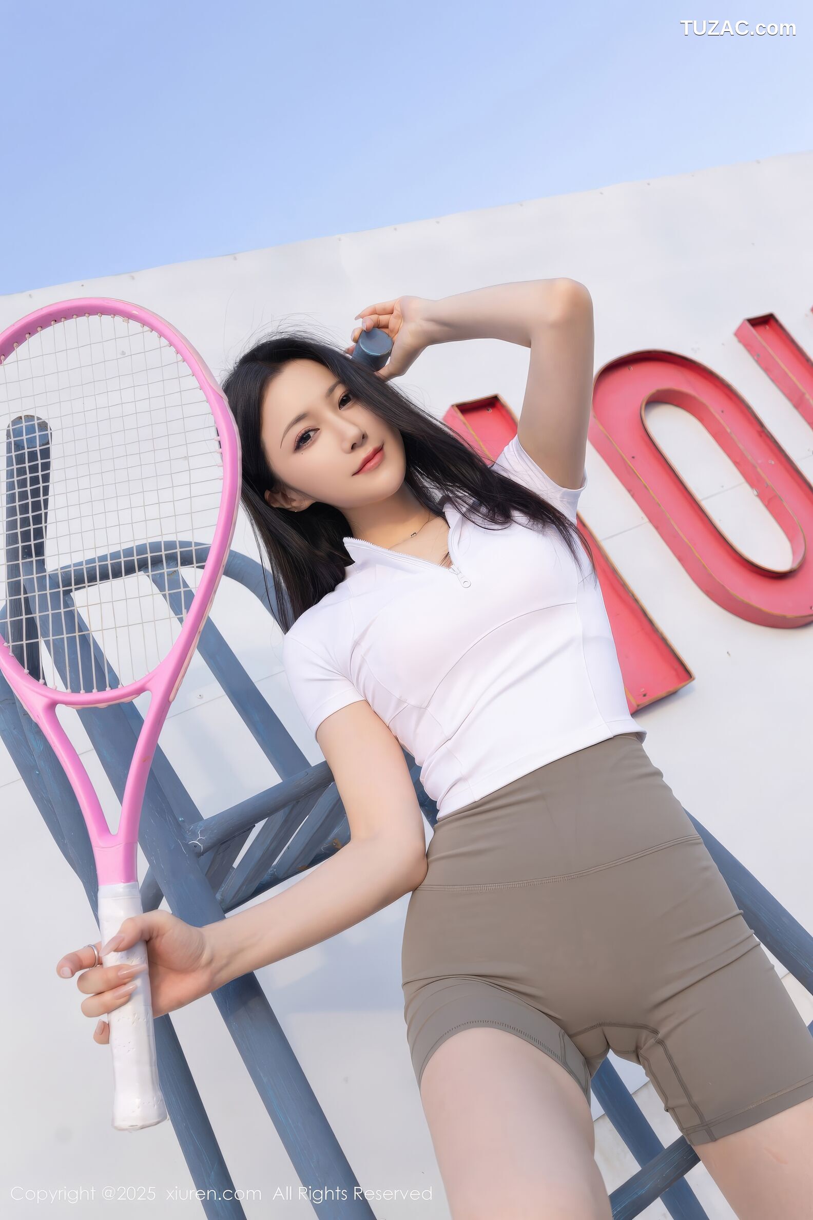 XiuRen秀人网-11106-鱼子酱Fish-网球场运动美女白T深灰紧身短裤-2025.12.12