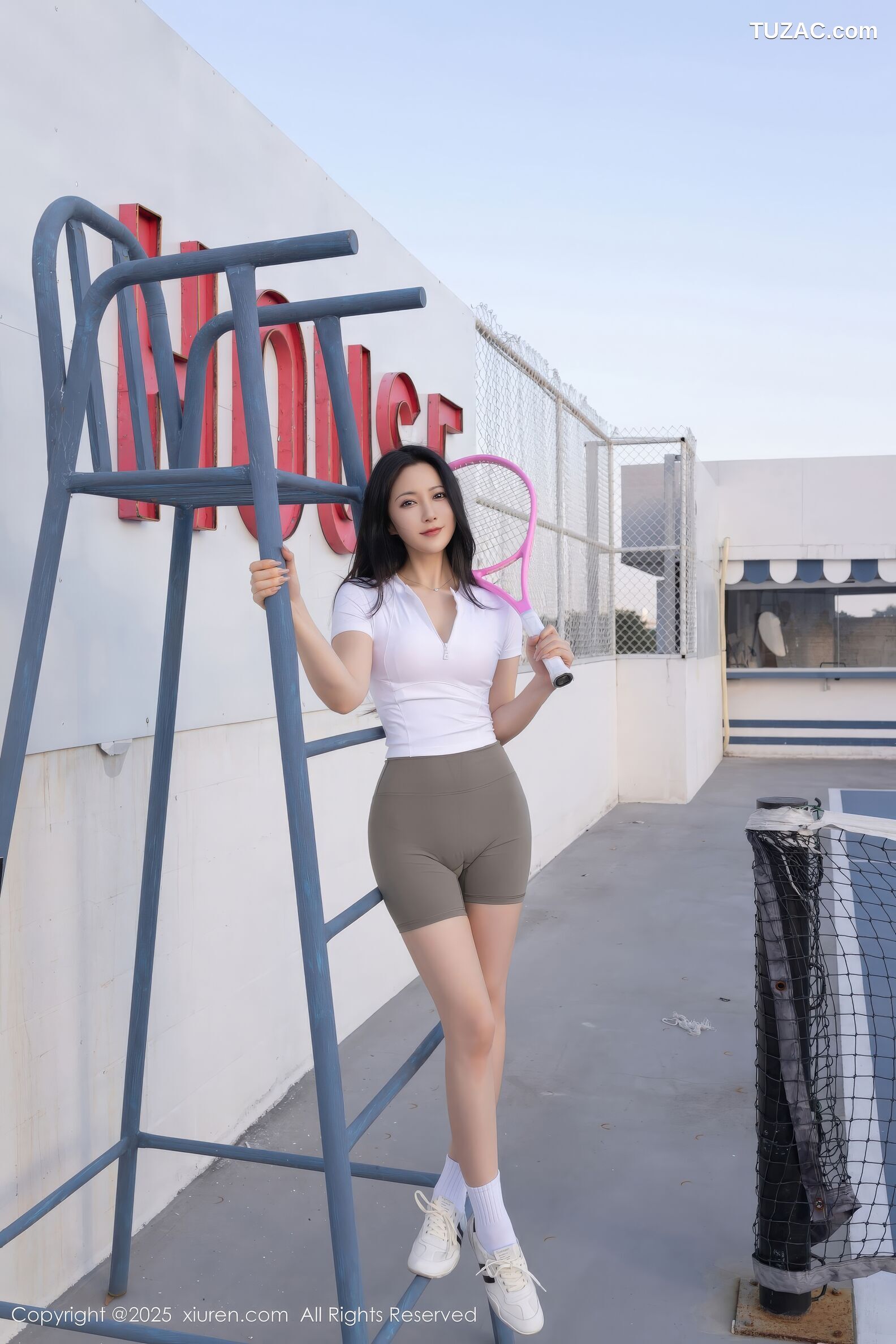 XiuRen秀人网-11106-鱼子酱Fish-网球场运动美女白T深灰紧身短裤-2025.12.12