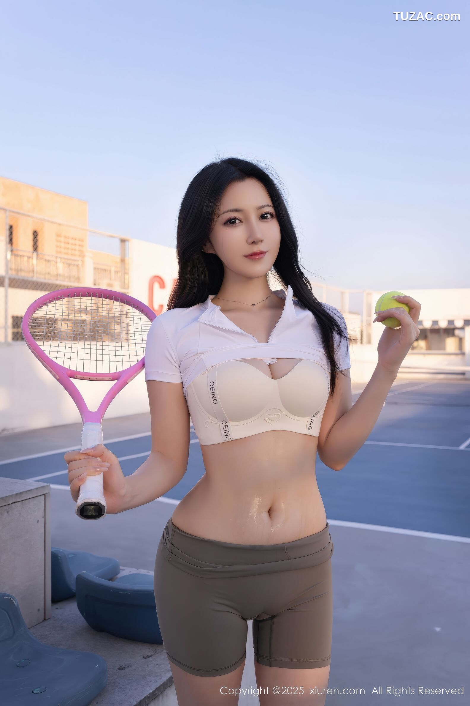 XiuRen秀人网-11106-鱼子酱Fish-网球场运动美女白T深灰紧身短裤-2025.12.12