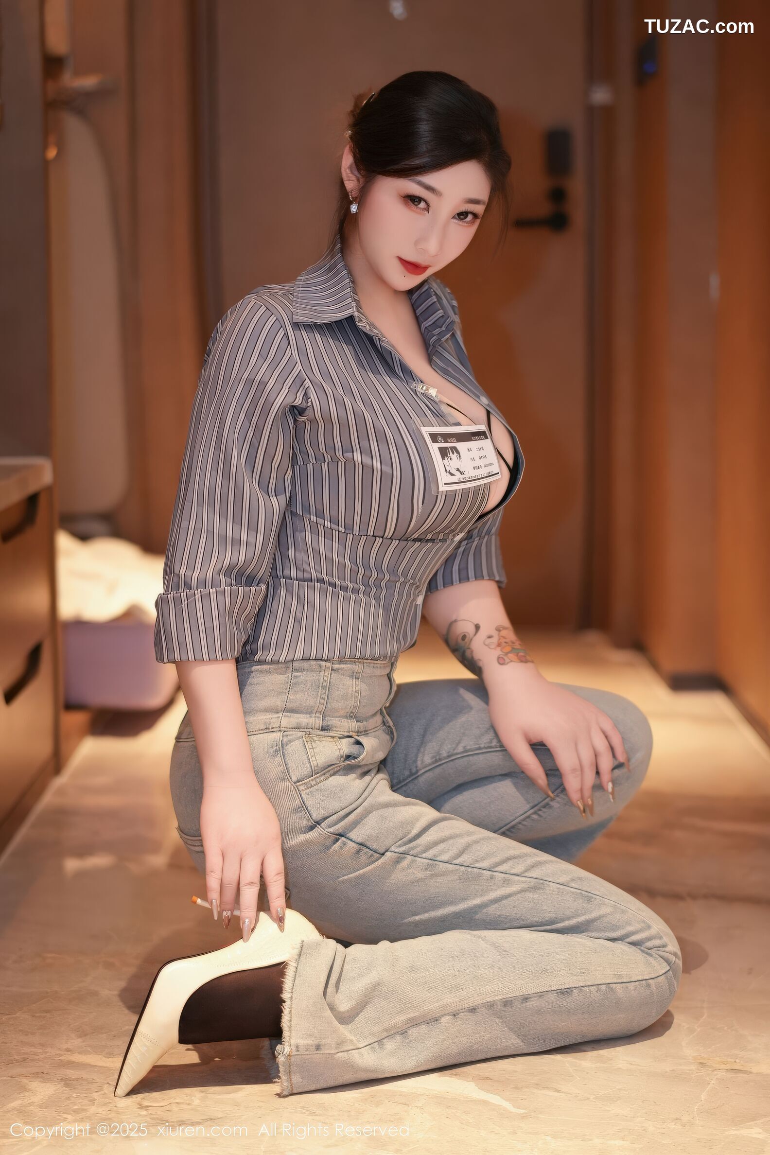 XiuRen秀人网-11128-妲己_Toxic-OL灰条纹衬衫牛仔裤黑色情趣内衣-2025.12.19