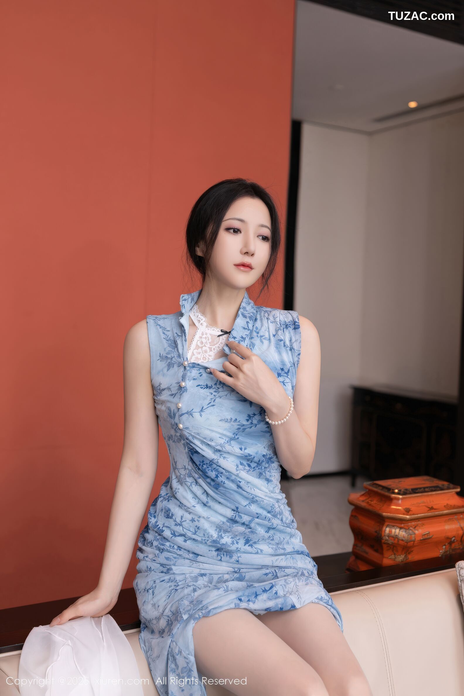 XiuRen秀人网-11133-鱼子酱Fish-青花旗袍白蕾丝内衣-2025.12.19