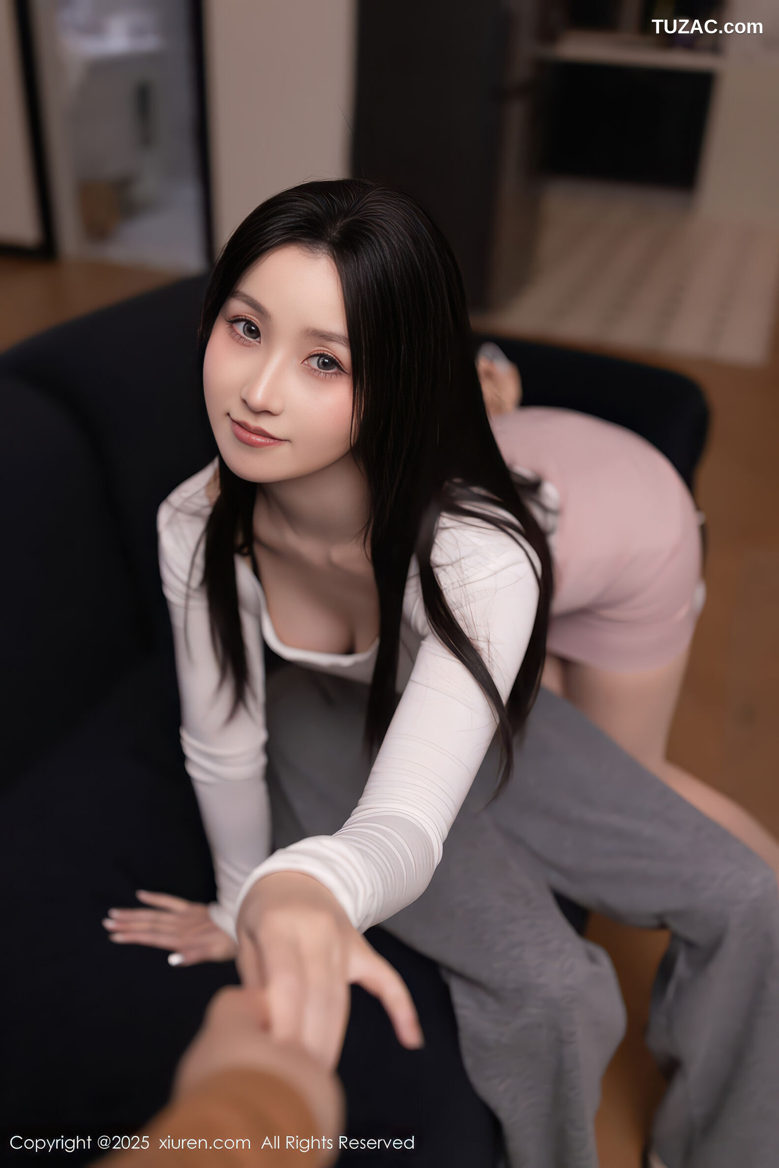 XiuRen秀人网-11147-杏子Yada-性感白色T恤淡粉色短裙-2025.12.24