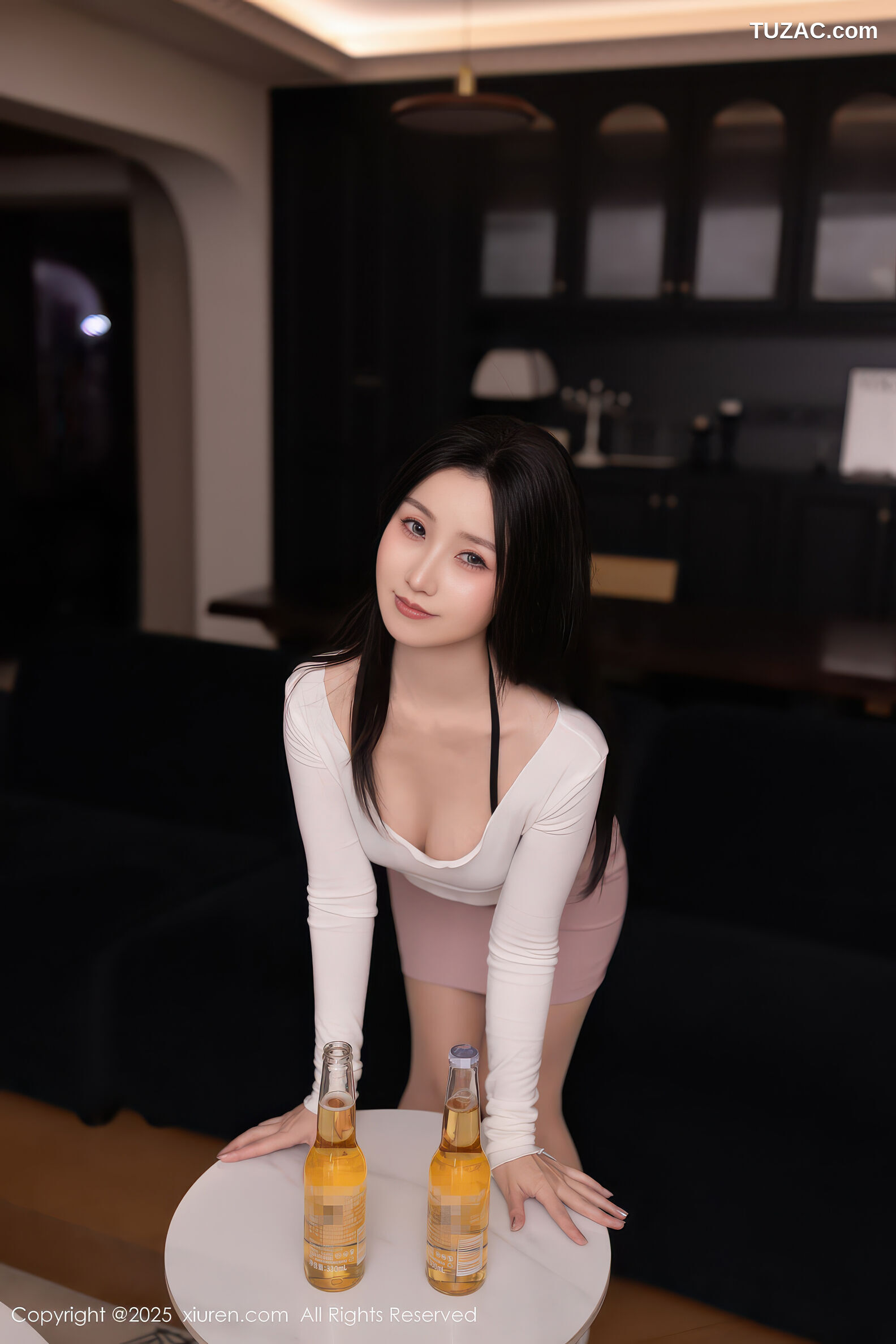 XiuRen秀人网-11147-杏子Yada-性感白色T恤淡粉色短裙-2025.12.24