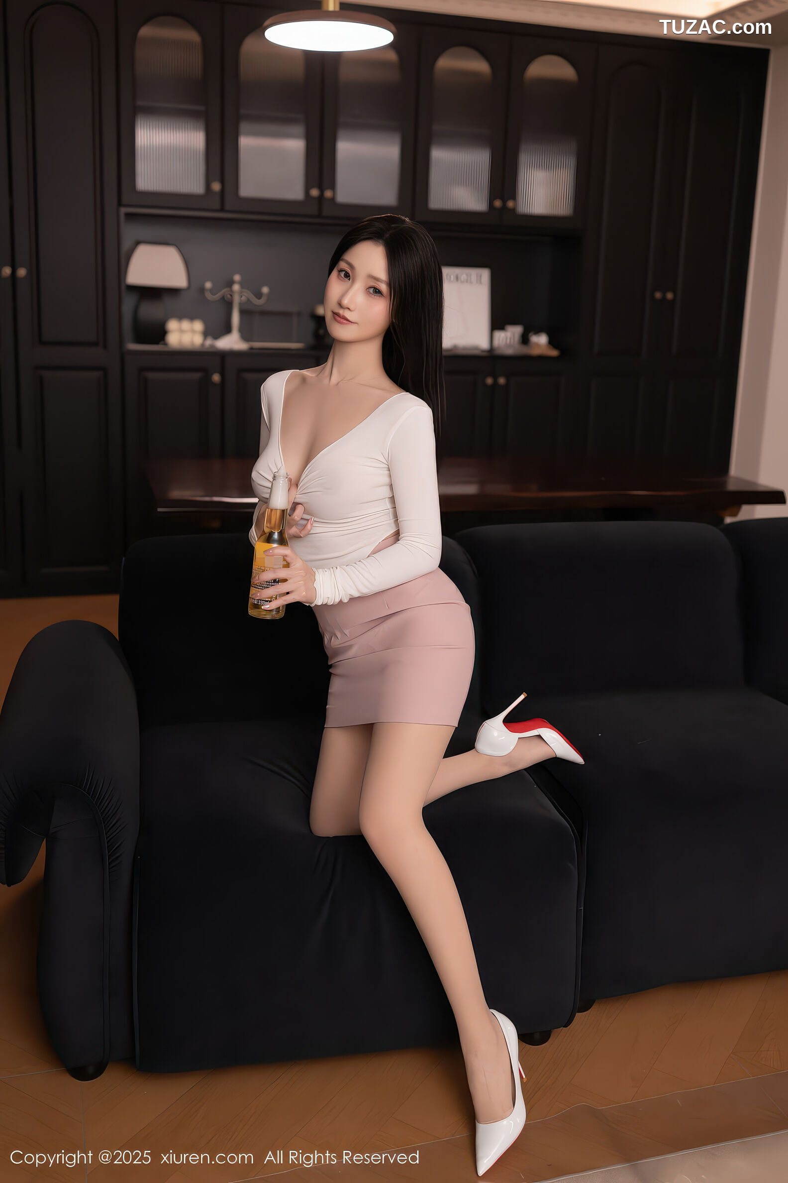 XiuRen秀人网-11147-杏子Yada-性感白色T恤淡粉色短裙-2025.12.24