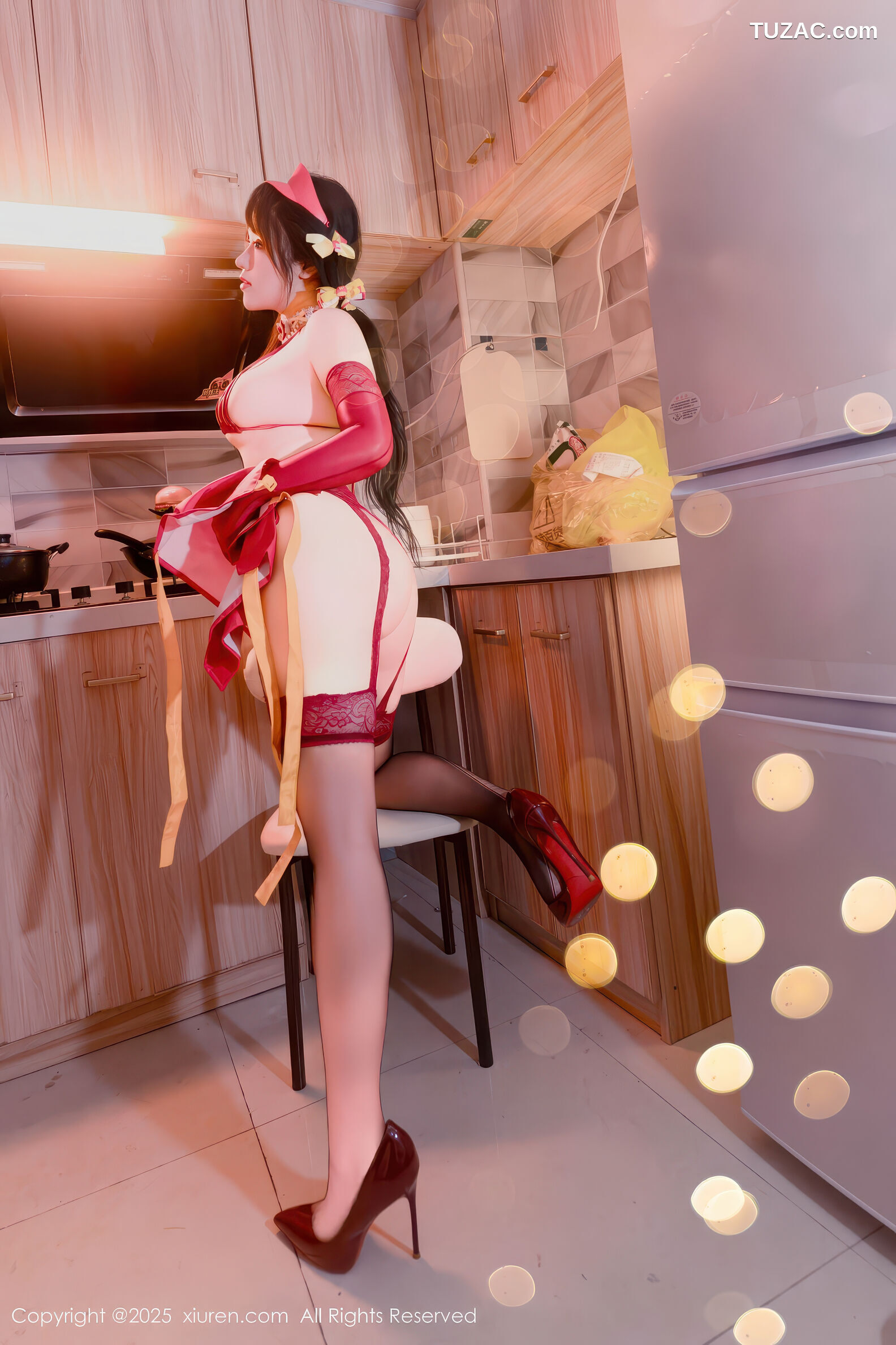 XiuRen秀人网-11154-汐汐爱吃草莓-红色情趣内衣美厨娘-2025.12.25