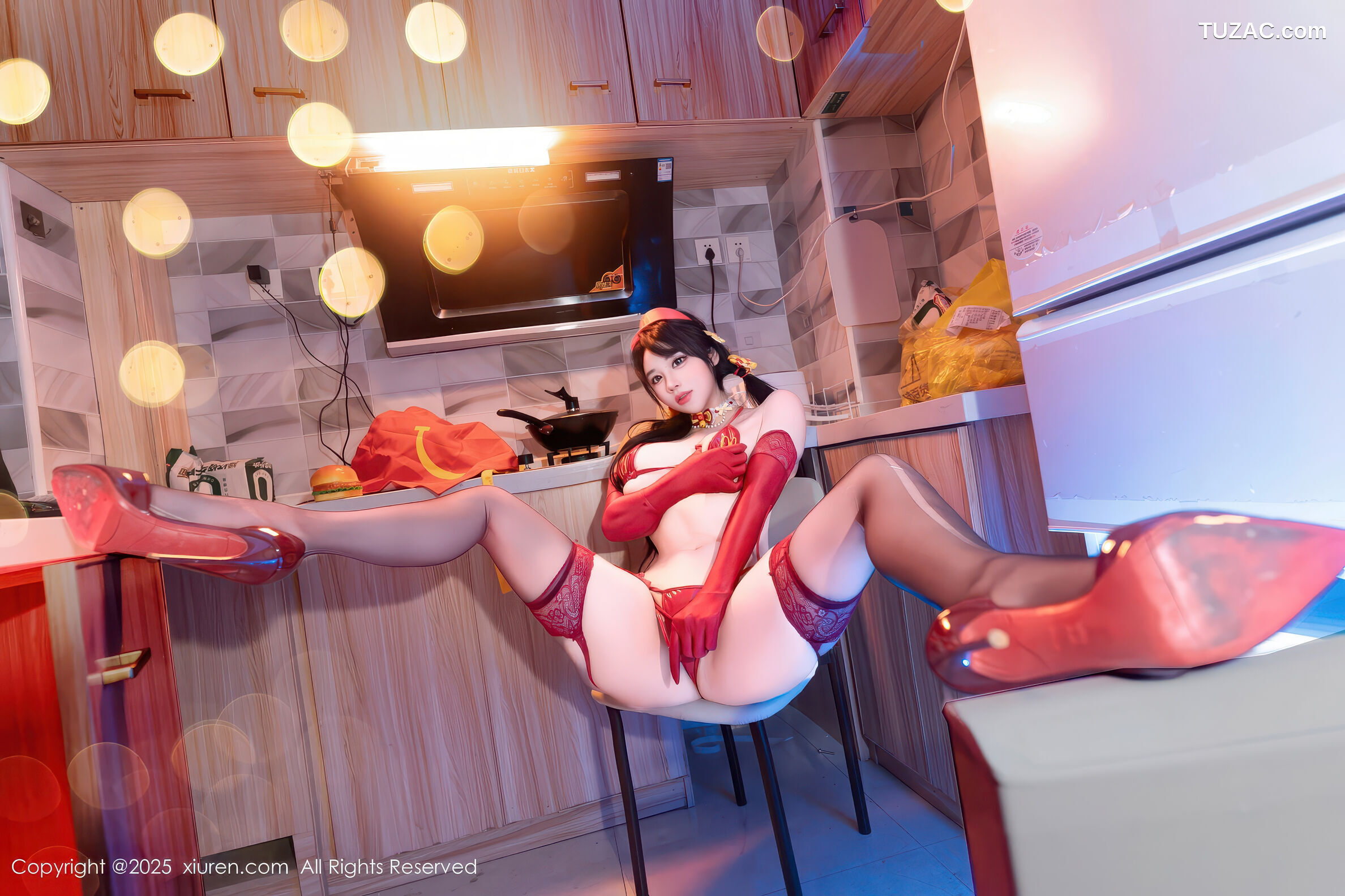 XiuRen秀人网-11154-汐汐爱吃草莓-红色情趣内衣美厨娘-2025.12.25