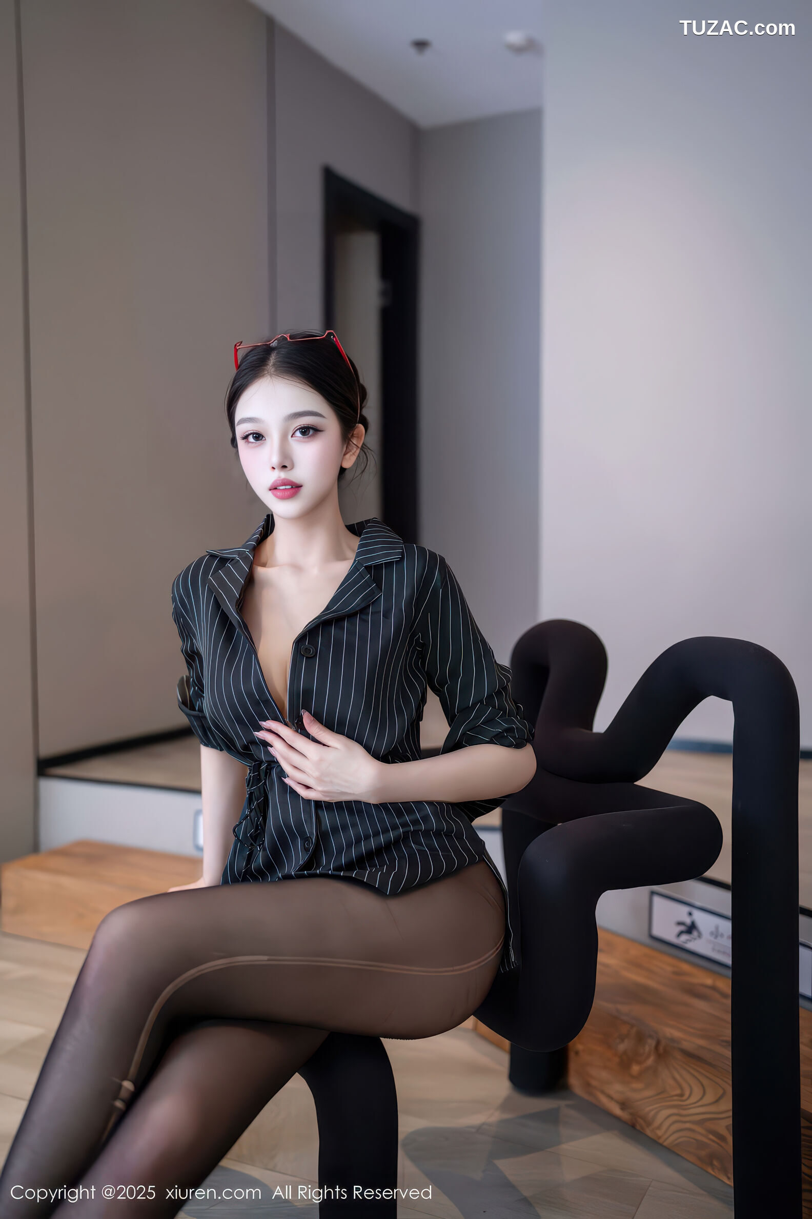 XiuRen秀人网-11160-诺诺子-OL黑条纹外套黑丝曼妙身姿-2025.12.26