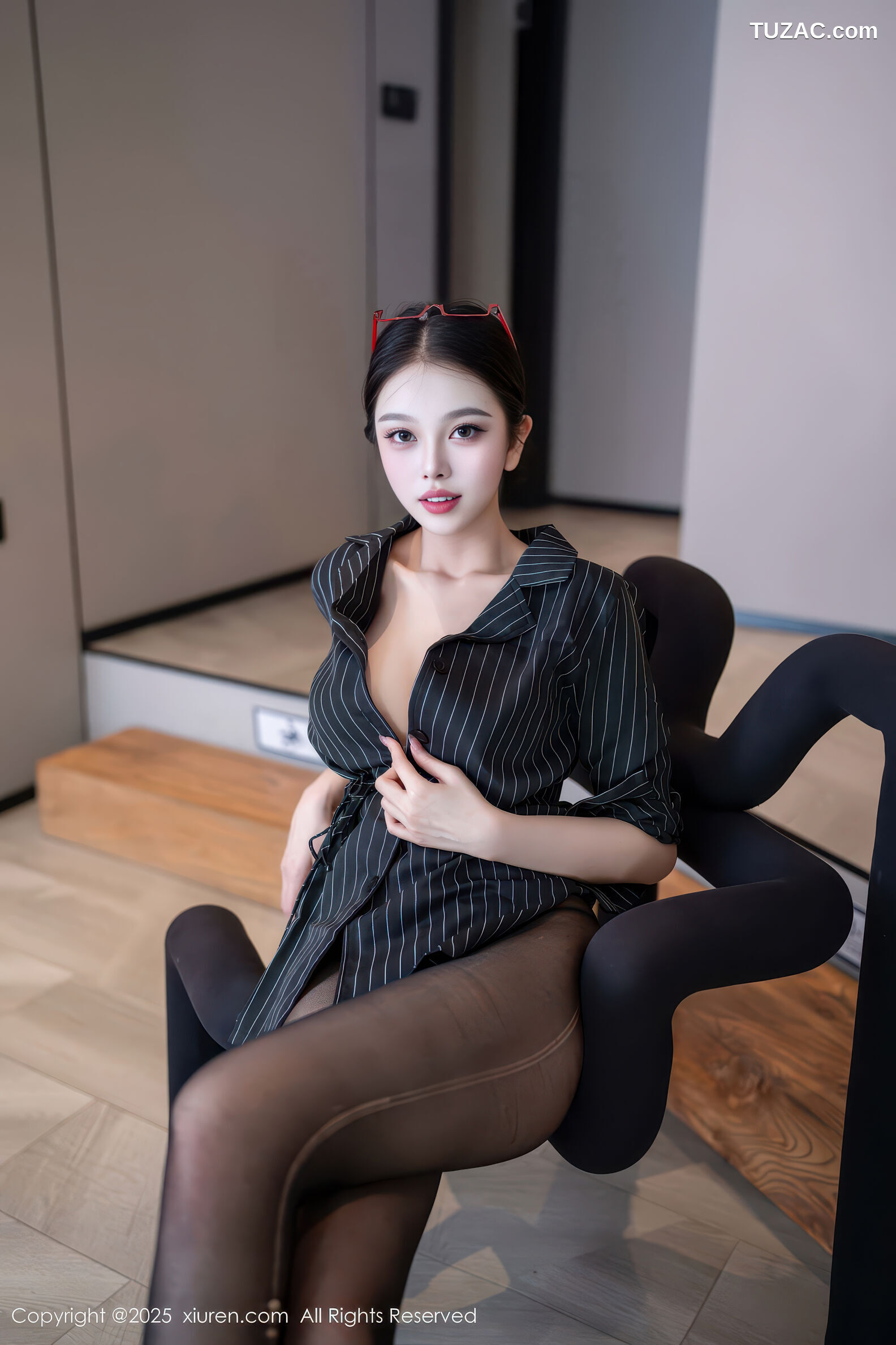 XiuRen秀人网-11160-诺诺子-OL黑条纹外套黑丝曼妙身姿-2025.12.26