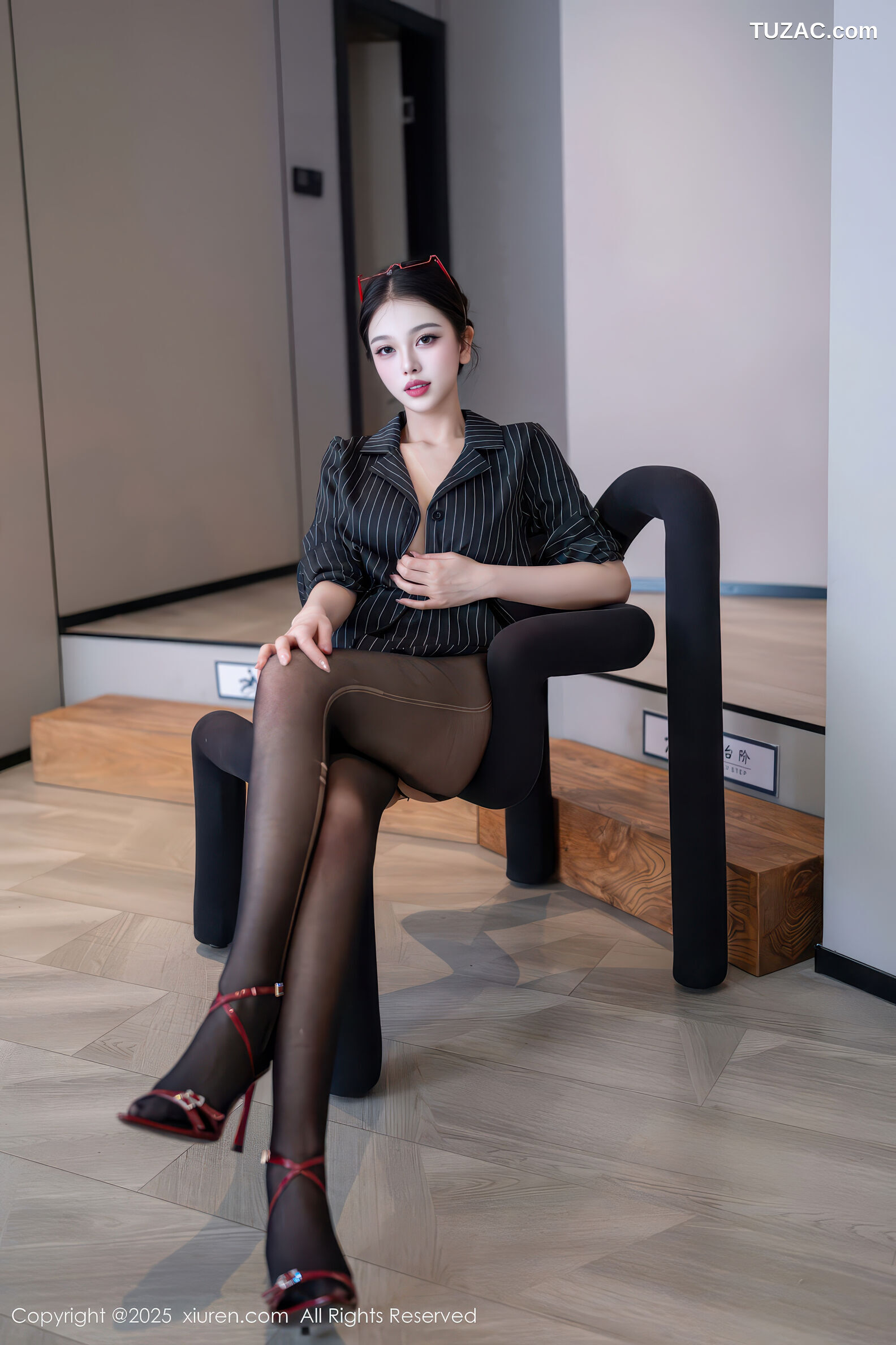 XiuRen秀人网-11160-诺诺子-OL黑条纹外套黑丝曼妙身姿-2025.12.26
