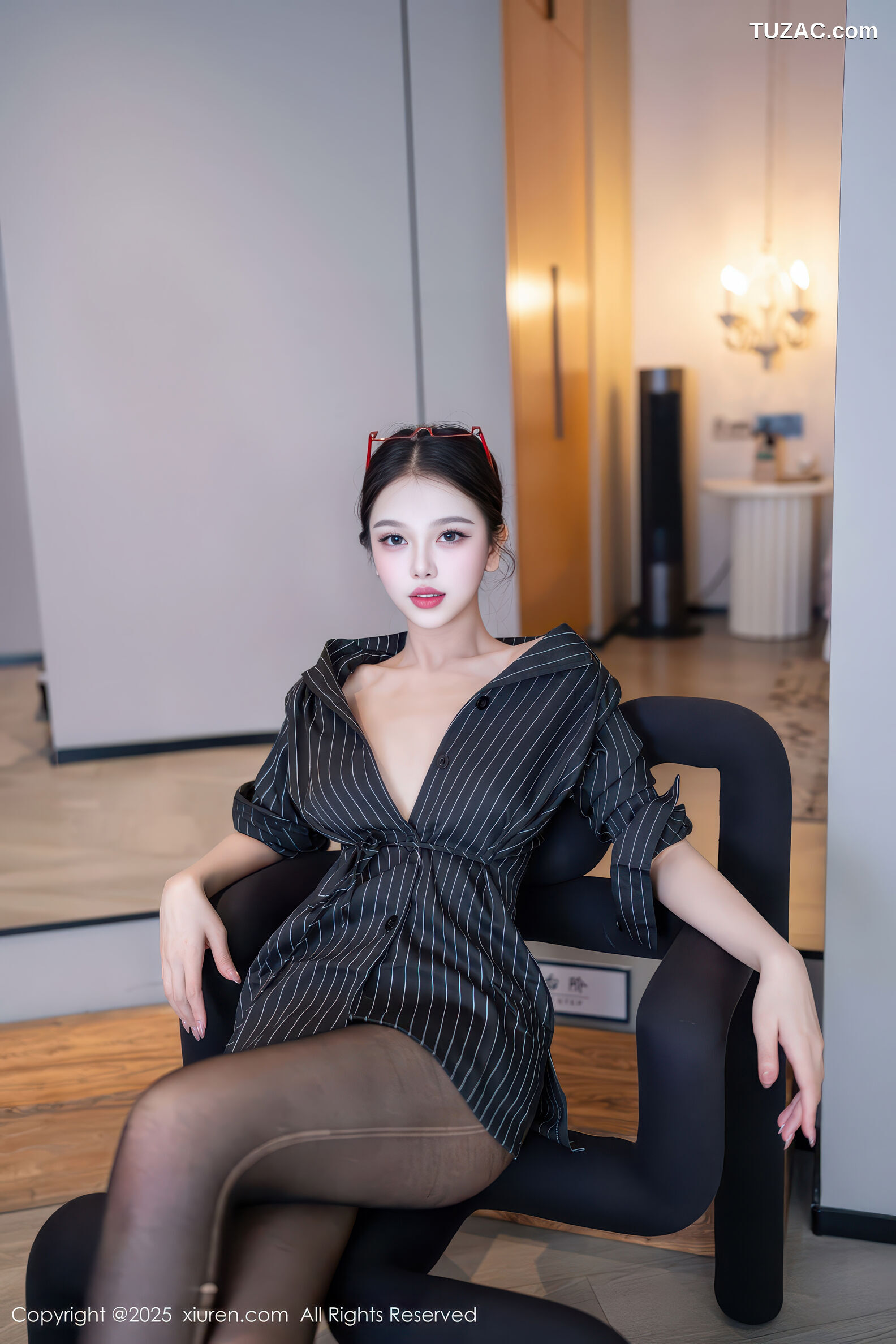XiuRen秀人网-11160-诺诺子-OL黑条纹外套黑丝曼妙身姿-2025.12.26