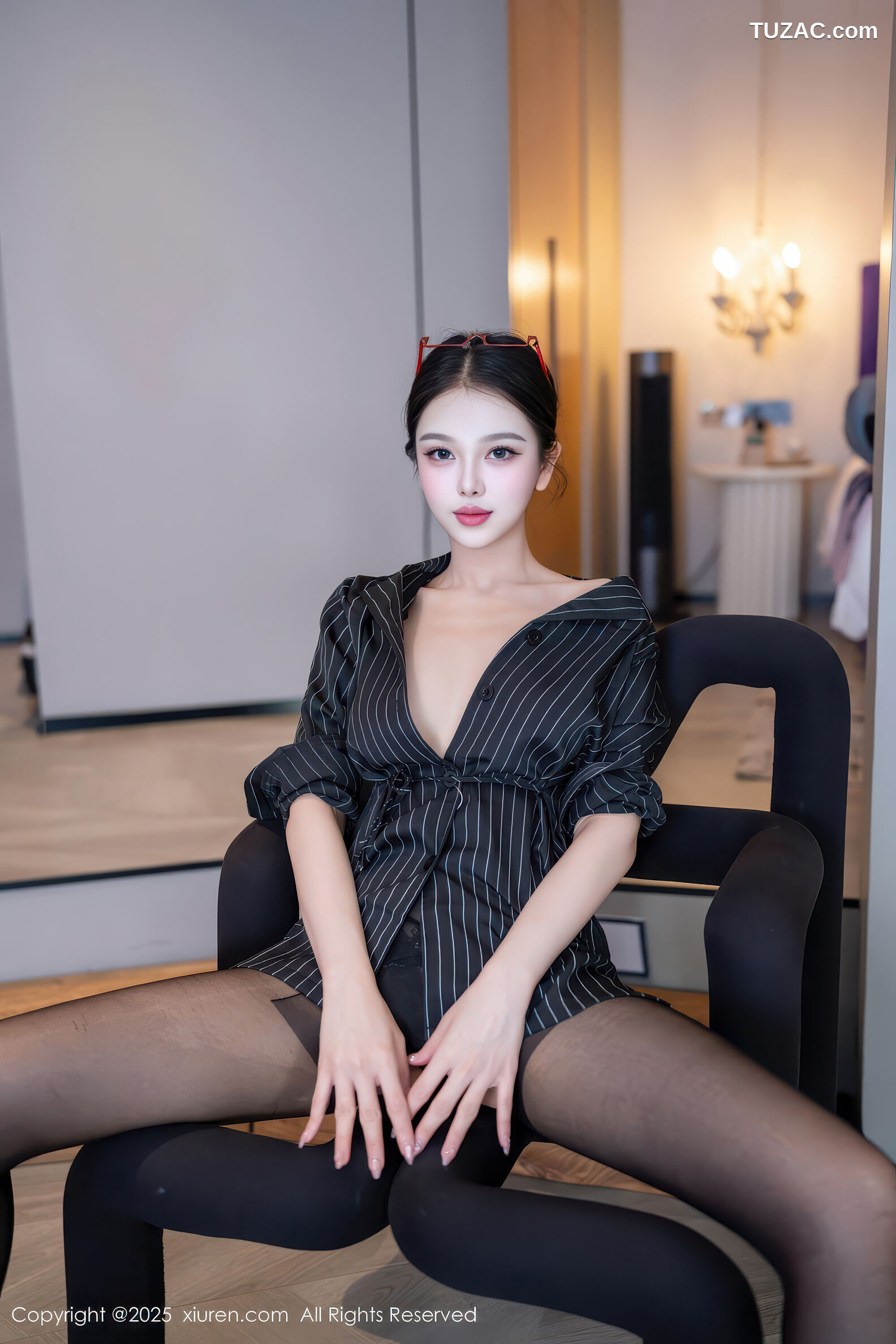 XiuRen秀人网-11160-诺诺子-OL黑条纹外套黑丝曼妙身姿-2025.12.26