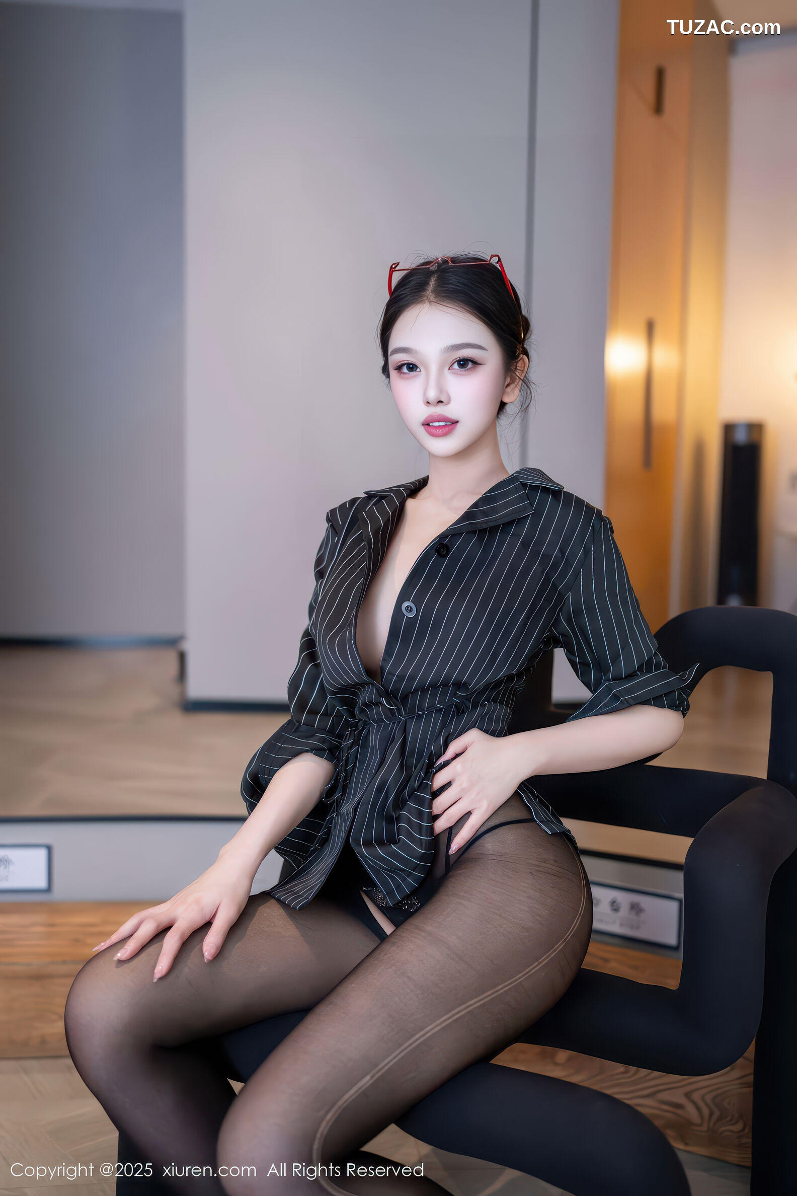 XiuRen秀人网-11160-诺诺子-OL黑条纹外套黑丝曼妙身姿-2025.12.26